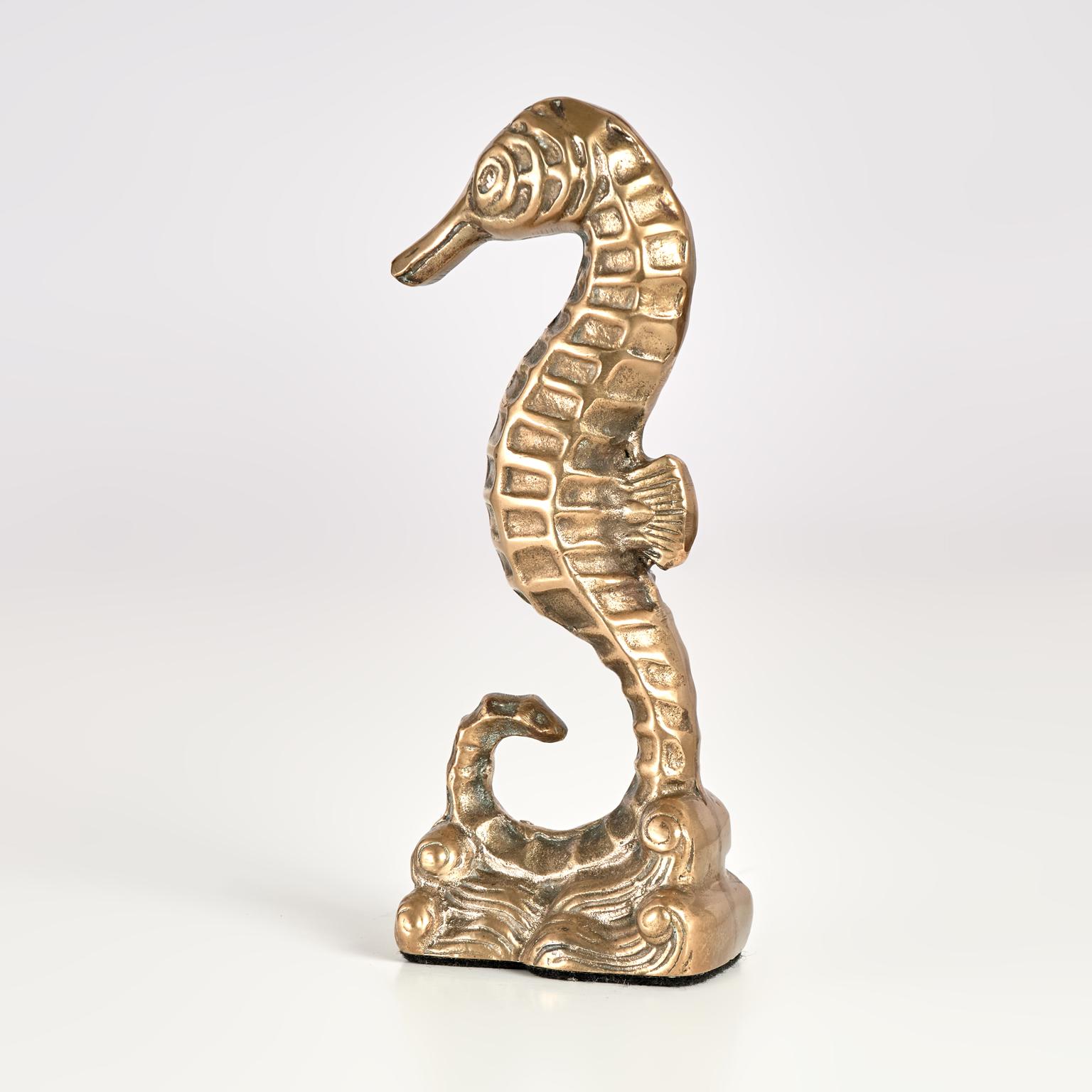 Mid-Century moderno Scultura di cavalluccio marino in ottone in stile Art Deco vintage in vendita