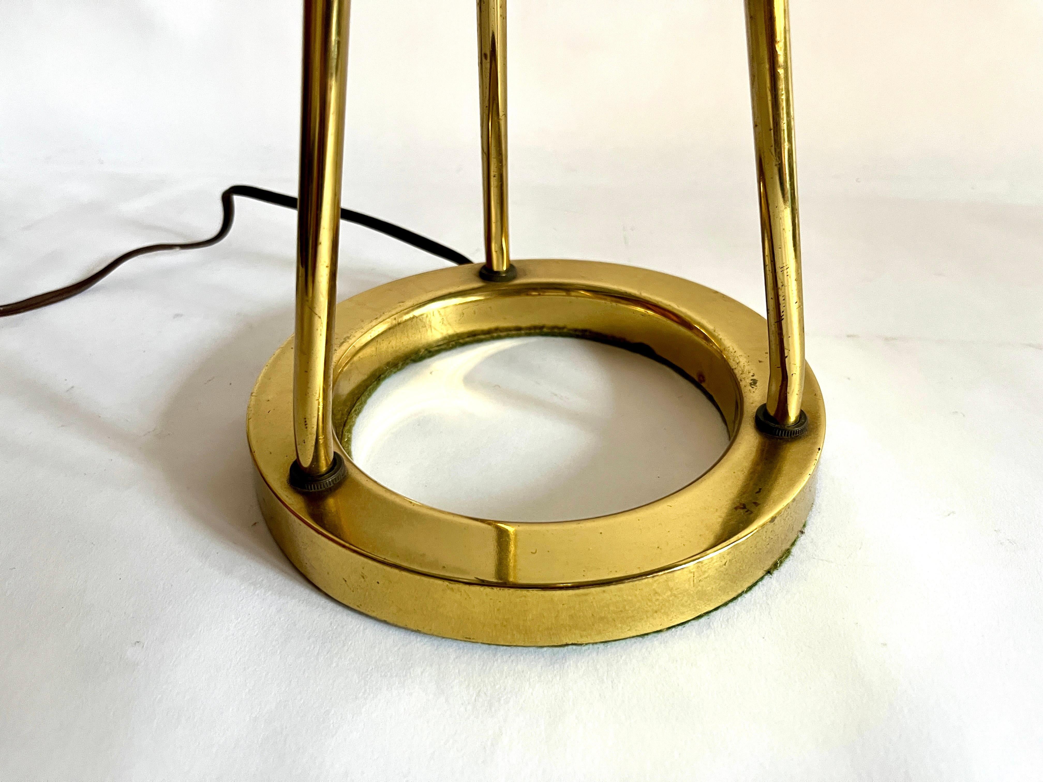 Lampe de table tripode vintage en laiton dans le style de Walter von Nessen et Gerald Thurston. Forme classique et minimaliste Art déco d'une base annulaire avec une structure de tour tripode surmontée d'un orbe. La lampe n'est pas marquée. La