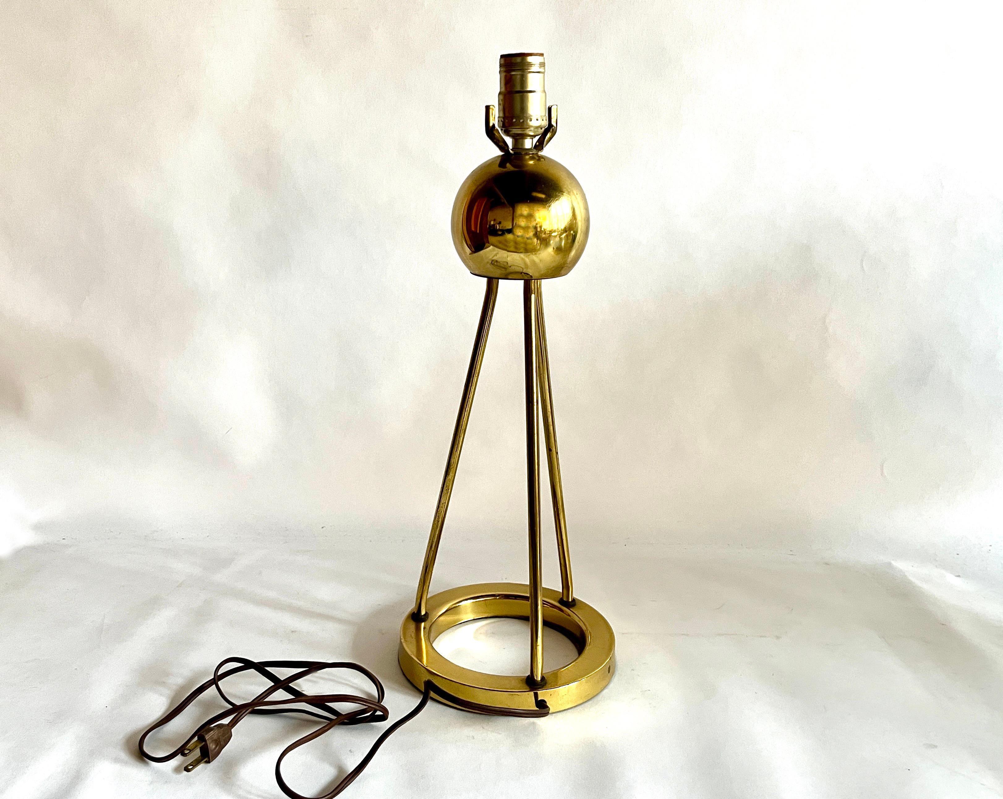 Lampe tripode style Art déco vintage d'après Walter von Nessen Bon état - En vente à Chicago, IL
