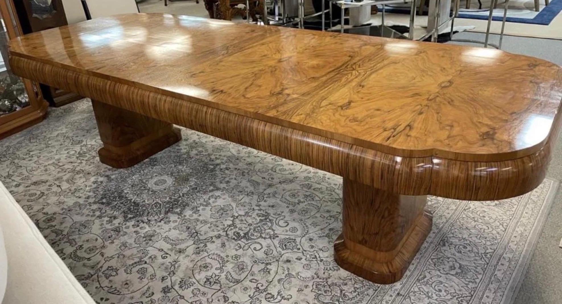 Vintage Art Déco Style Burlwood Dining Room Table In Good Condition In Miami, FL