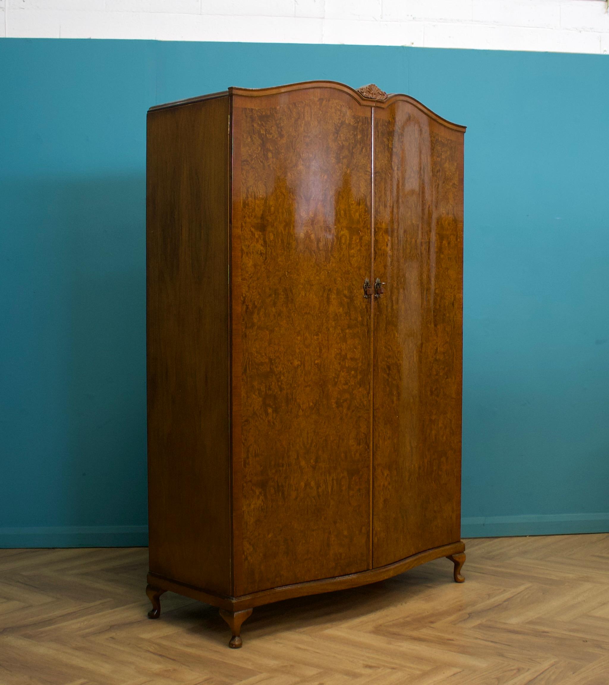 Questo armadio in noce in stile Art Déco, risalente agli anni '50 circa, 
Include due appendini e una mensola.
 
La cassettiera e l'armadio da uomo coordinati sono disponibili su un'inserzione separata.