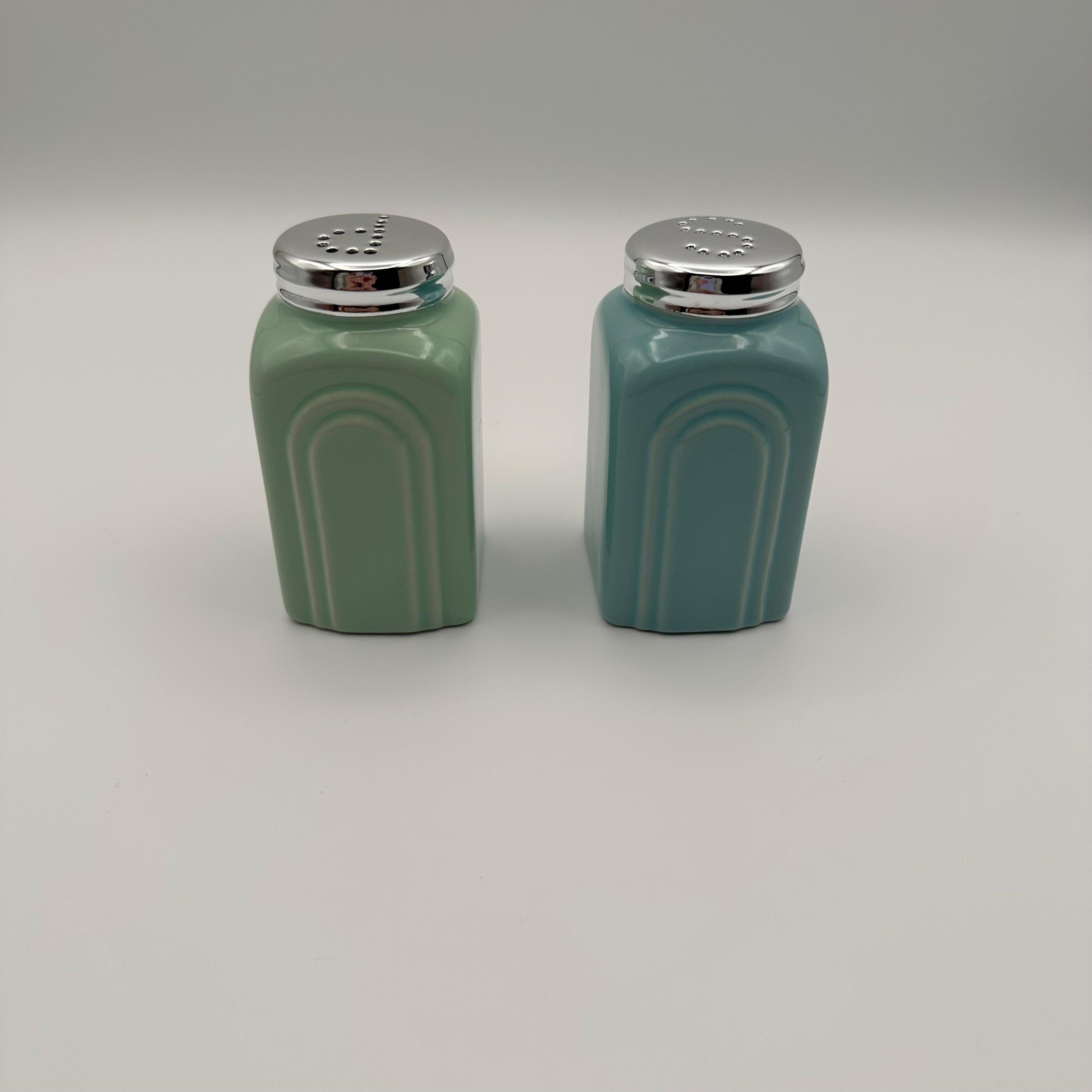 Vintage Art Deco Style Ceramic Salt and Pepper Shakers In Good Condition In Amityville, NY