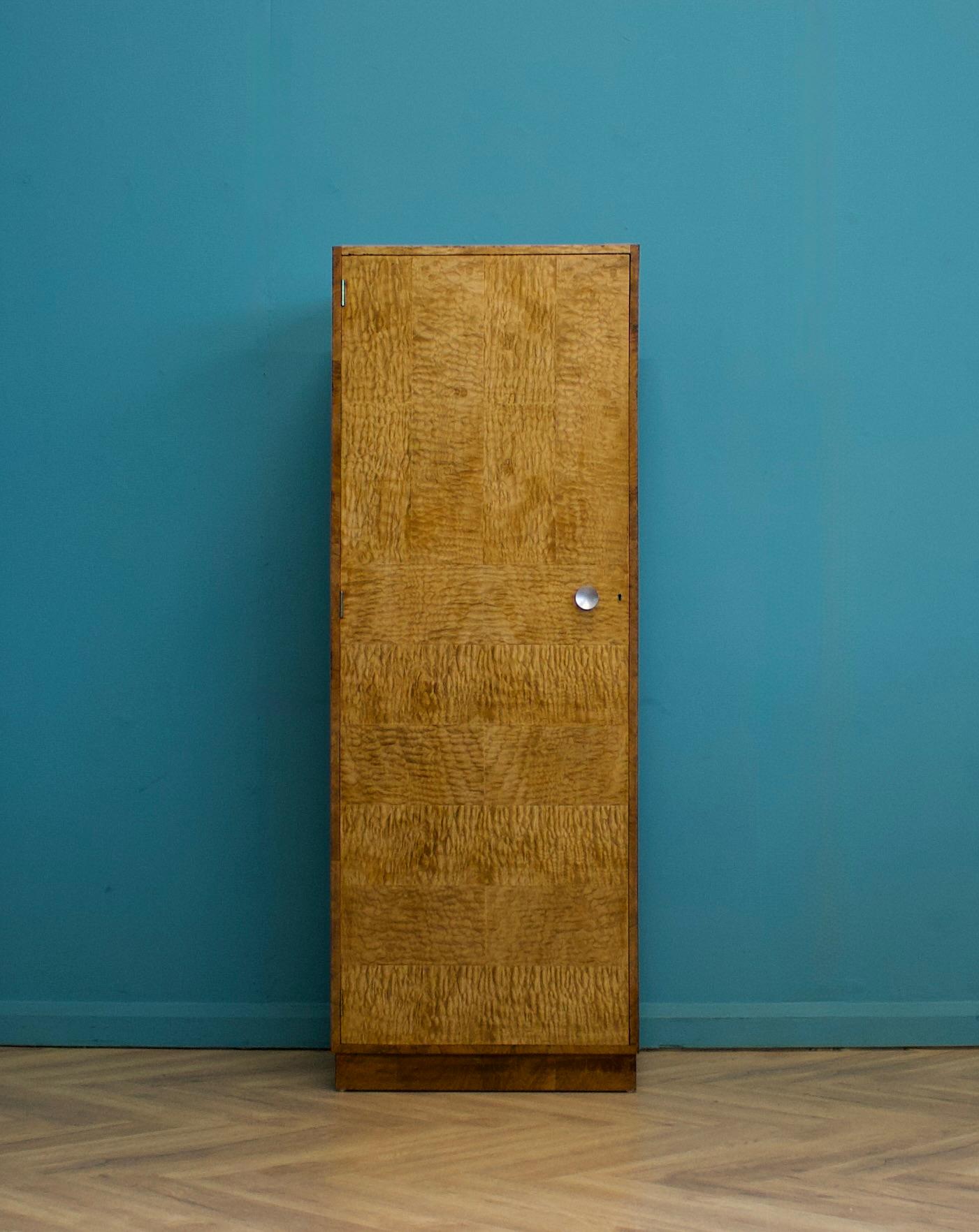 Un armario compacto de abedul satinado de estilo Art Déco, hacia la década de 1950
Con una barra de colgar extraíble y una barra para zapatos