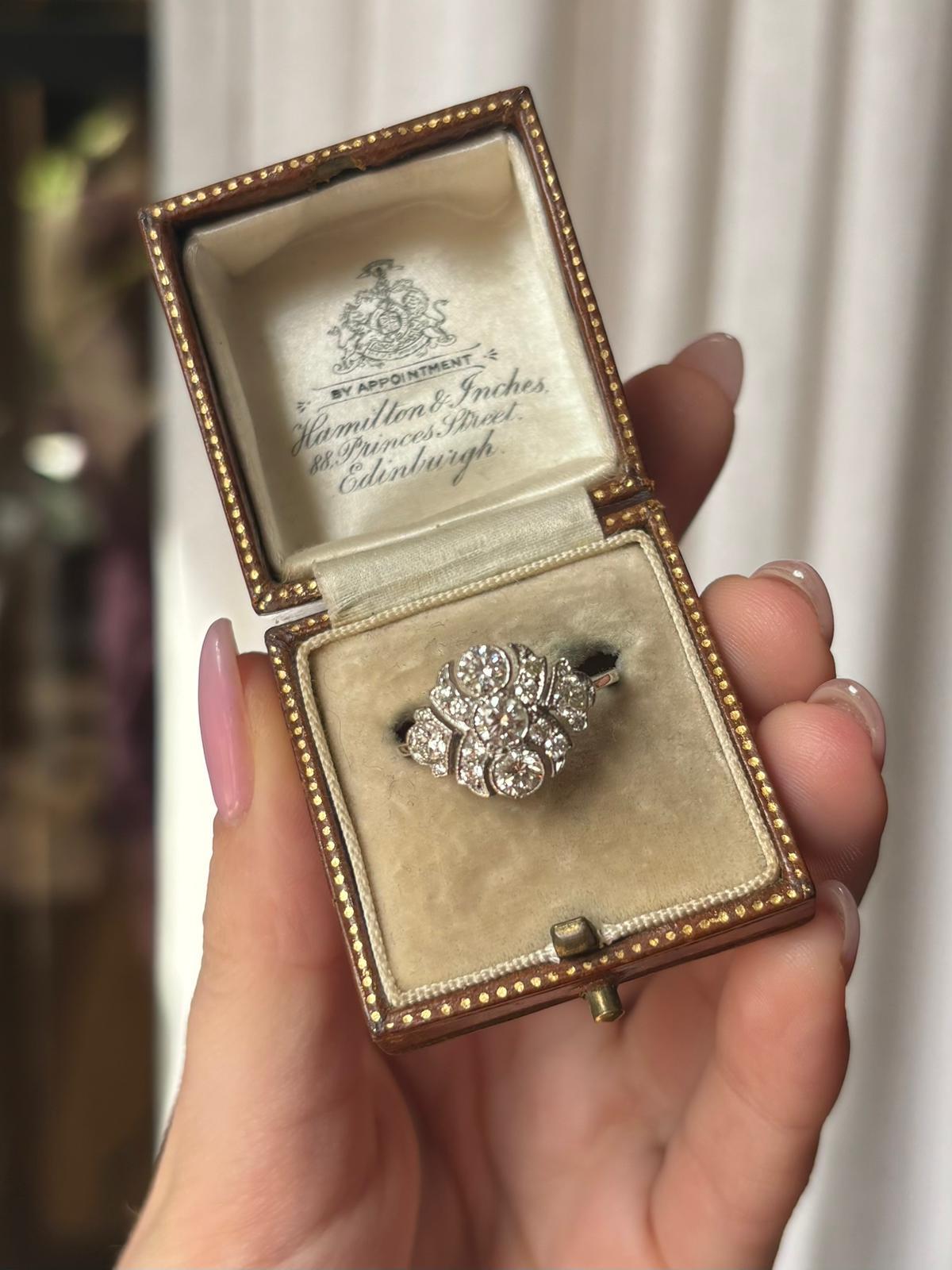 Magnifique bague d'inspiration Art déco en platine, ornée d'un panneau de diamants.

La bague est composée d'un panneau ajouré, serti de diamants ronds de taille brillant étincelants. Le panneau mène à un anneau en platine massif. 

Le design
