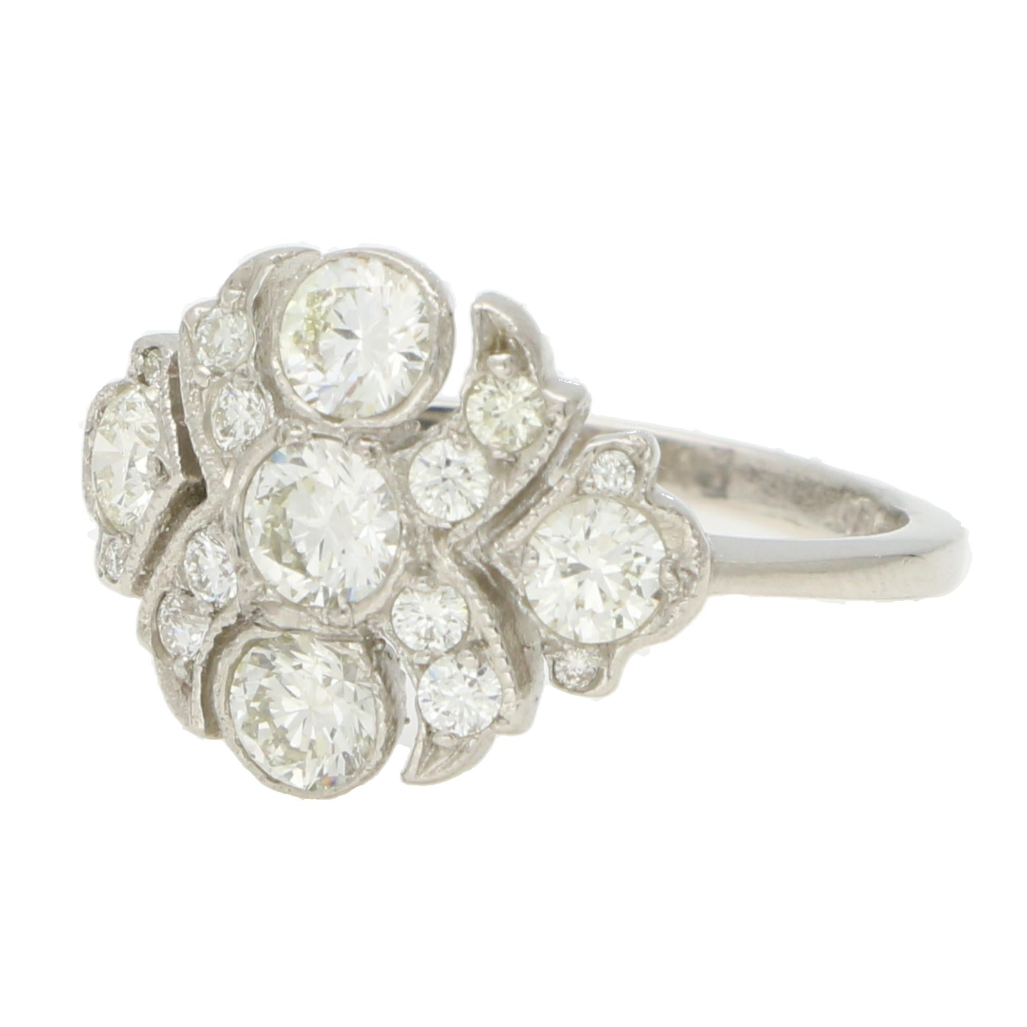 Taille ronde Bague grappe de style Art déco vintage sertie de diamants en platine en vente
