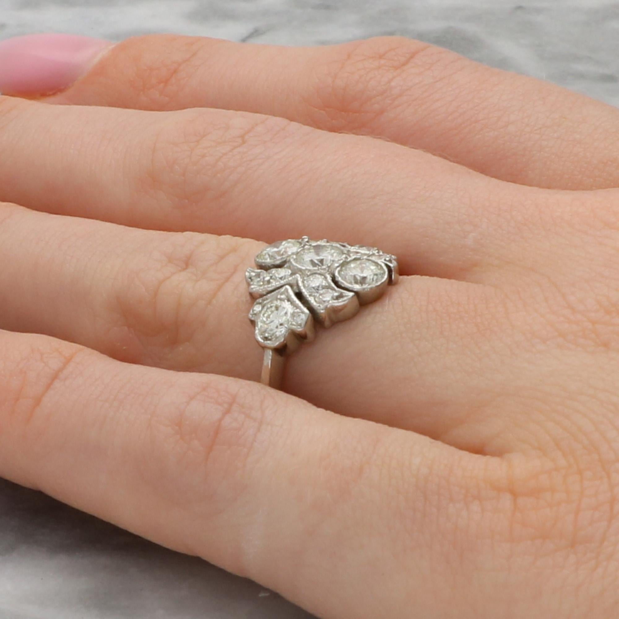 Bague grappe de style Art déco vintage sertie de diamants en platine Unisexe en vente