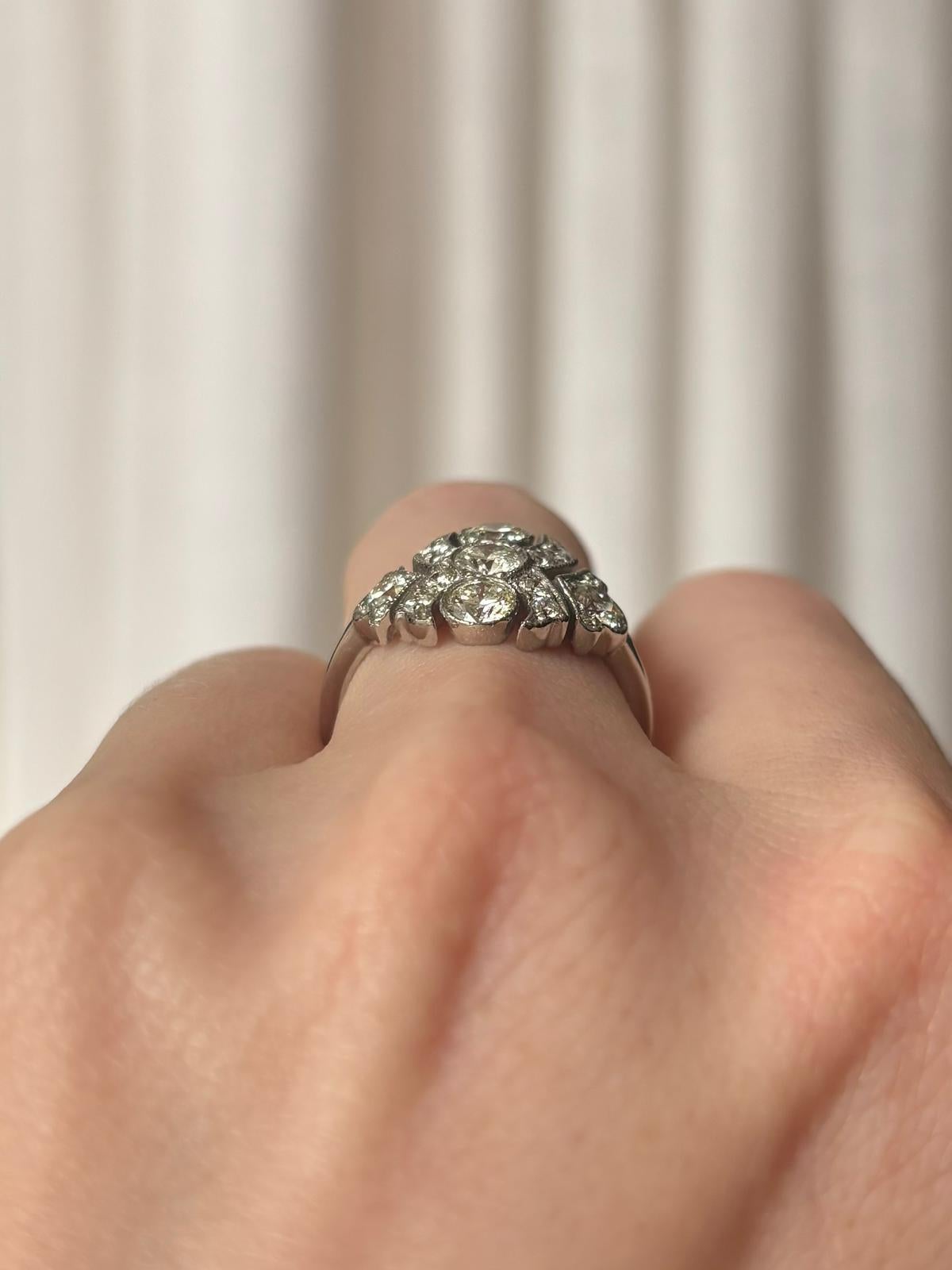 Bague grappe de style Art déco vintage sertie de diamants en platine en vente 1
