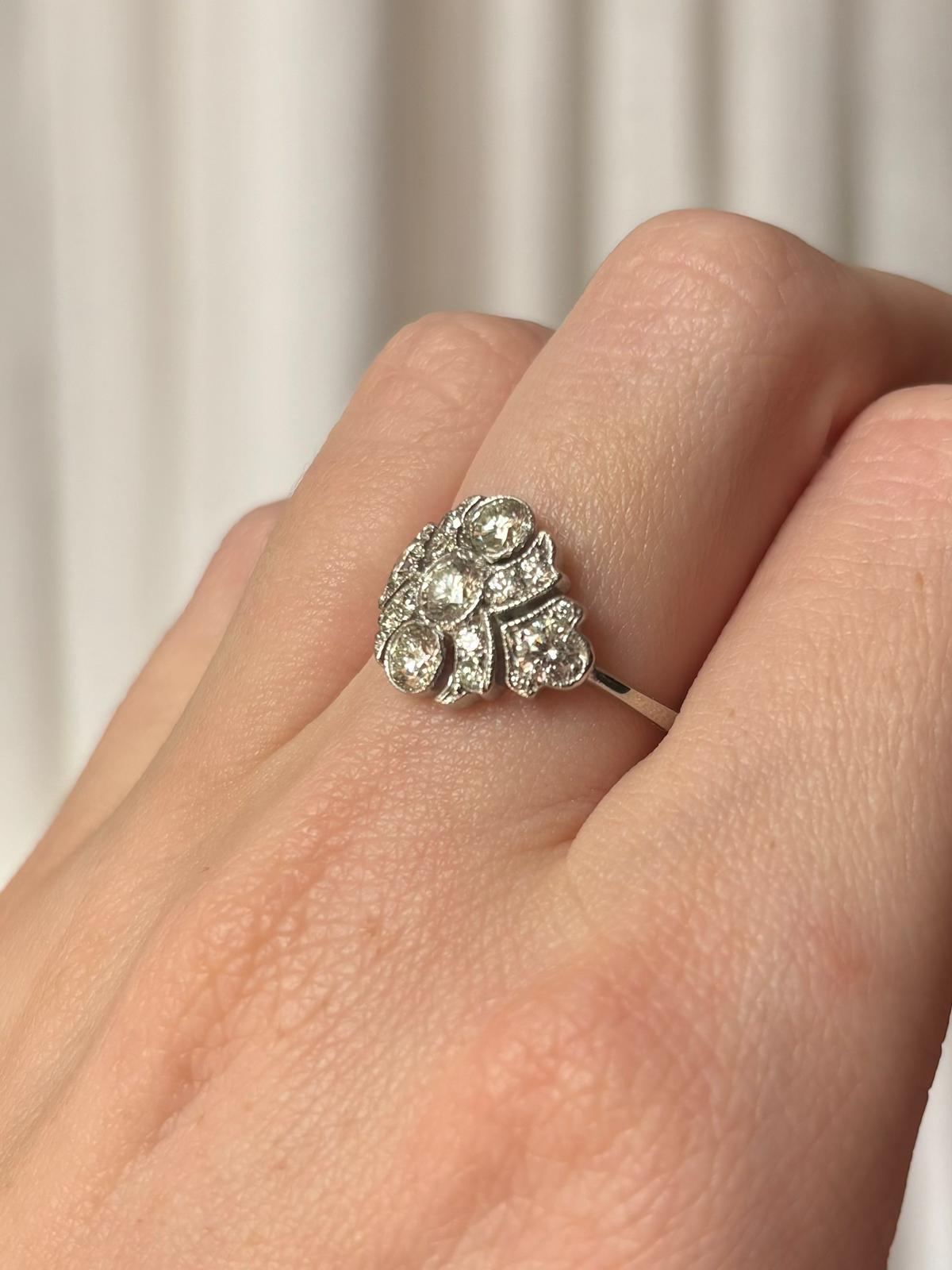 Bague grappe de style Art déco vintage sertie de diamants en platine en vente 2