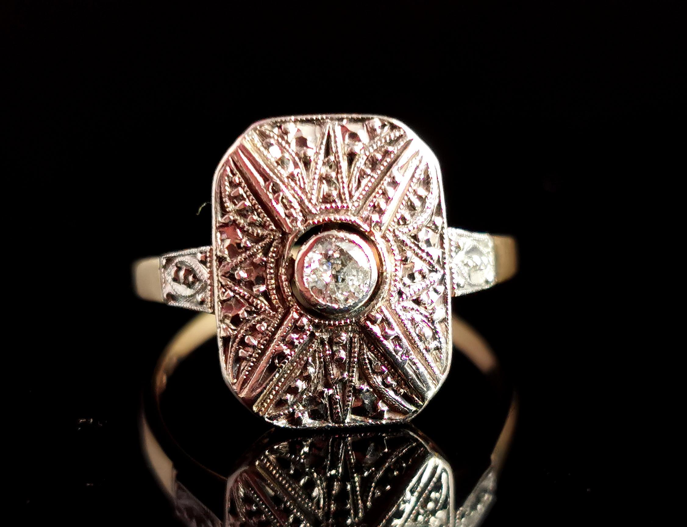 An absolutely stunning vintage, Art Deco style diamond ring.

The ring features an incredible rectangular shaped illusion engraved central panel set to the centre with a beautiful sparkling single cut diamond.

The silver illusion setting is covered