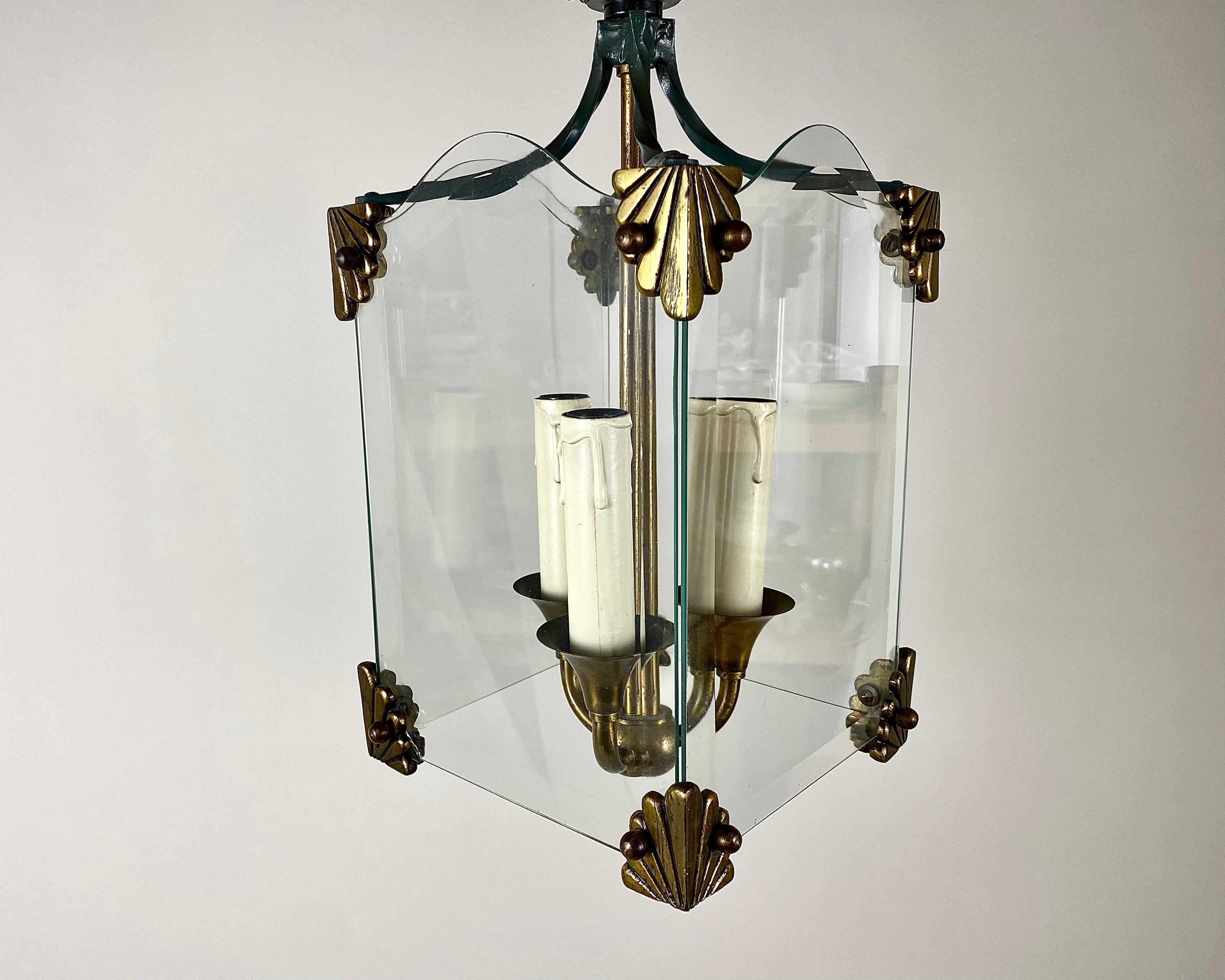 Lampadario a sospensione a tre luci in vetro e bronzo in stile Art Deco d'epoca, circa anni '50

Questo lampadario assolutamente adorabile presenta una struttura in bronzo con quattro pannelli in vetro smussato, con la catena e il rosone