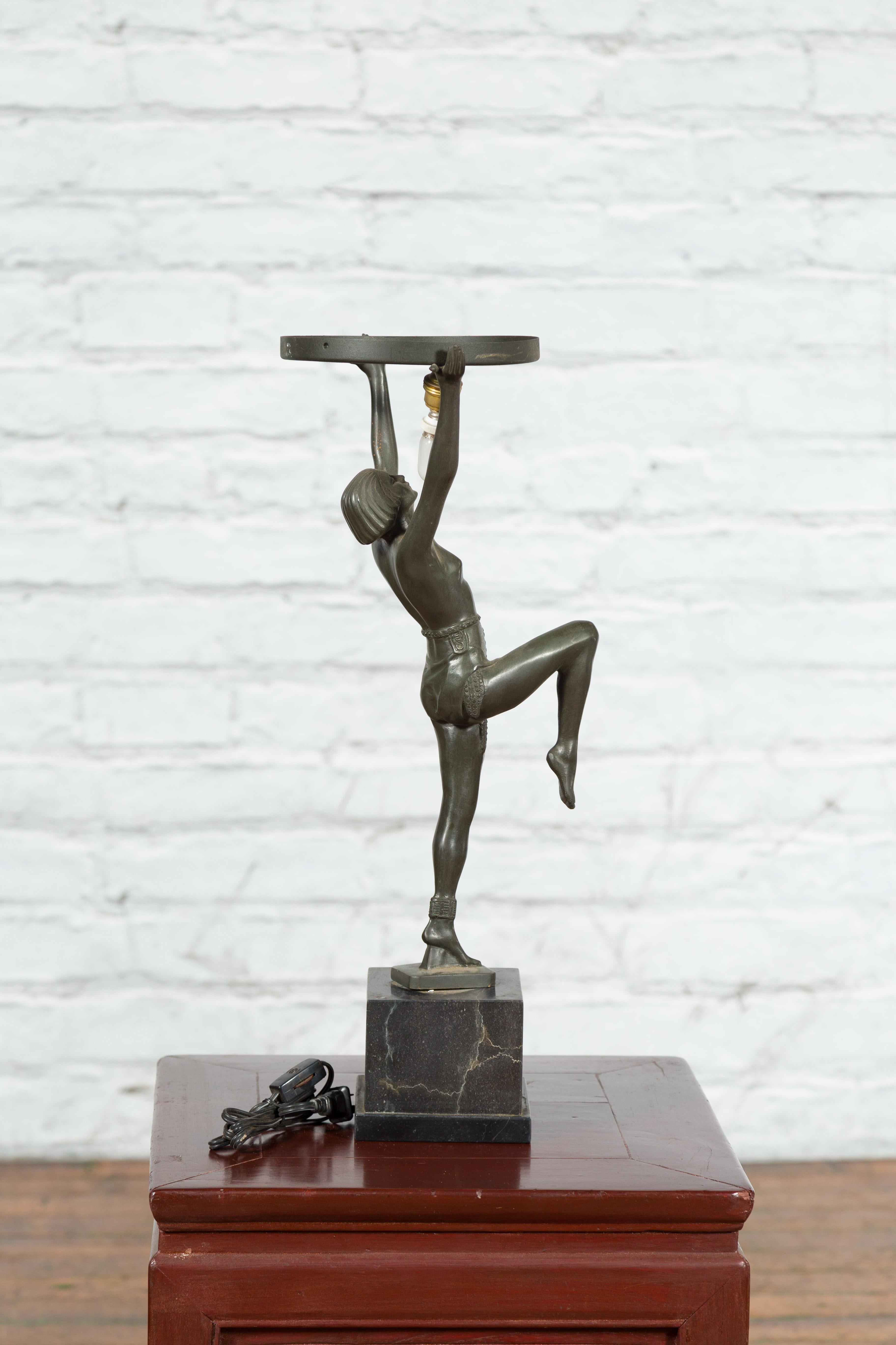 Lampe de table vintage de style Art Déco en bronze moulé en cire perdue représentant une jeune danseuse en vente 3