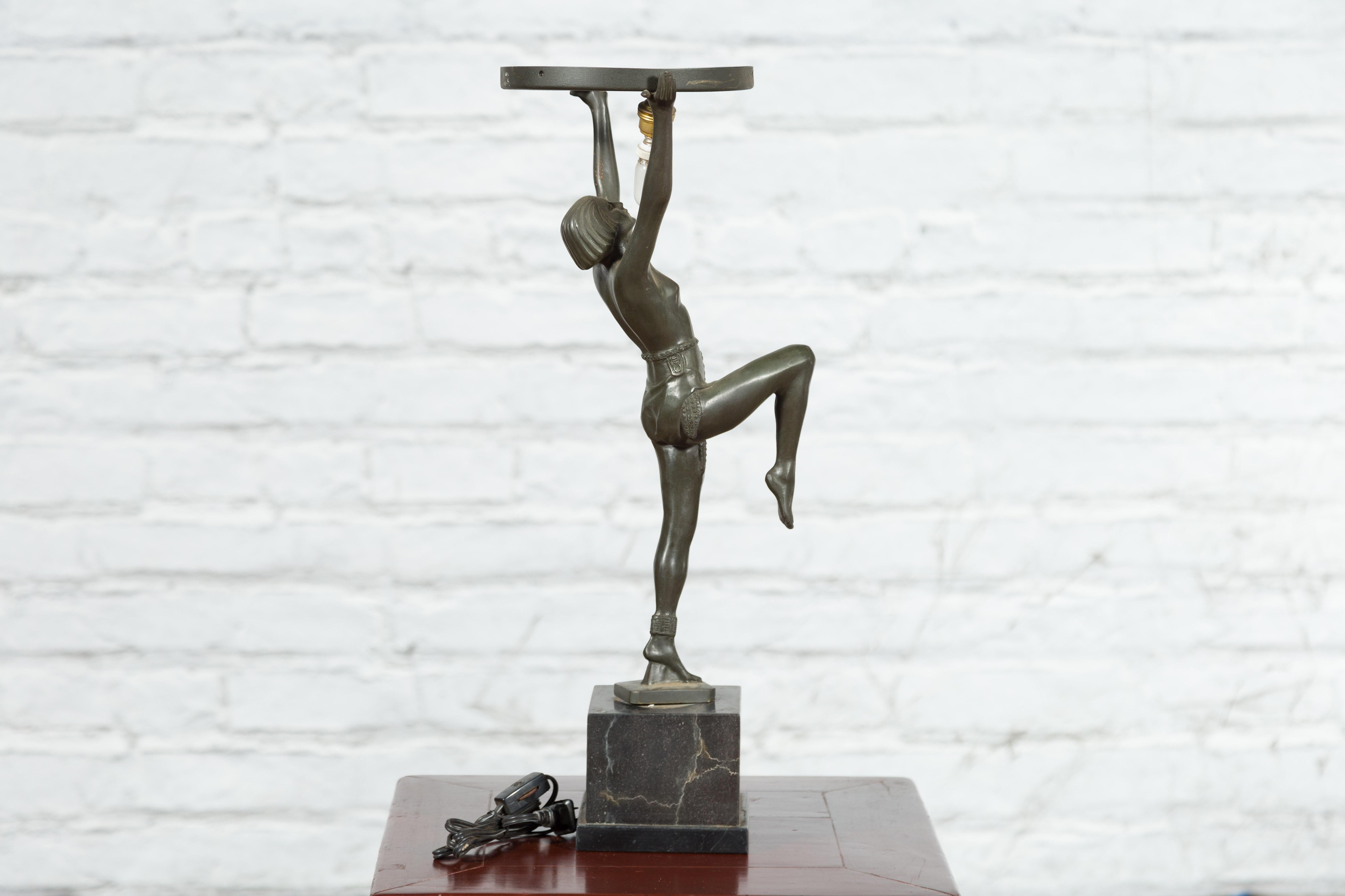 Lampe de table vintage de style Art Déco en bronze moulé en cire perdue représentant une jeune danseuse en vente 4