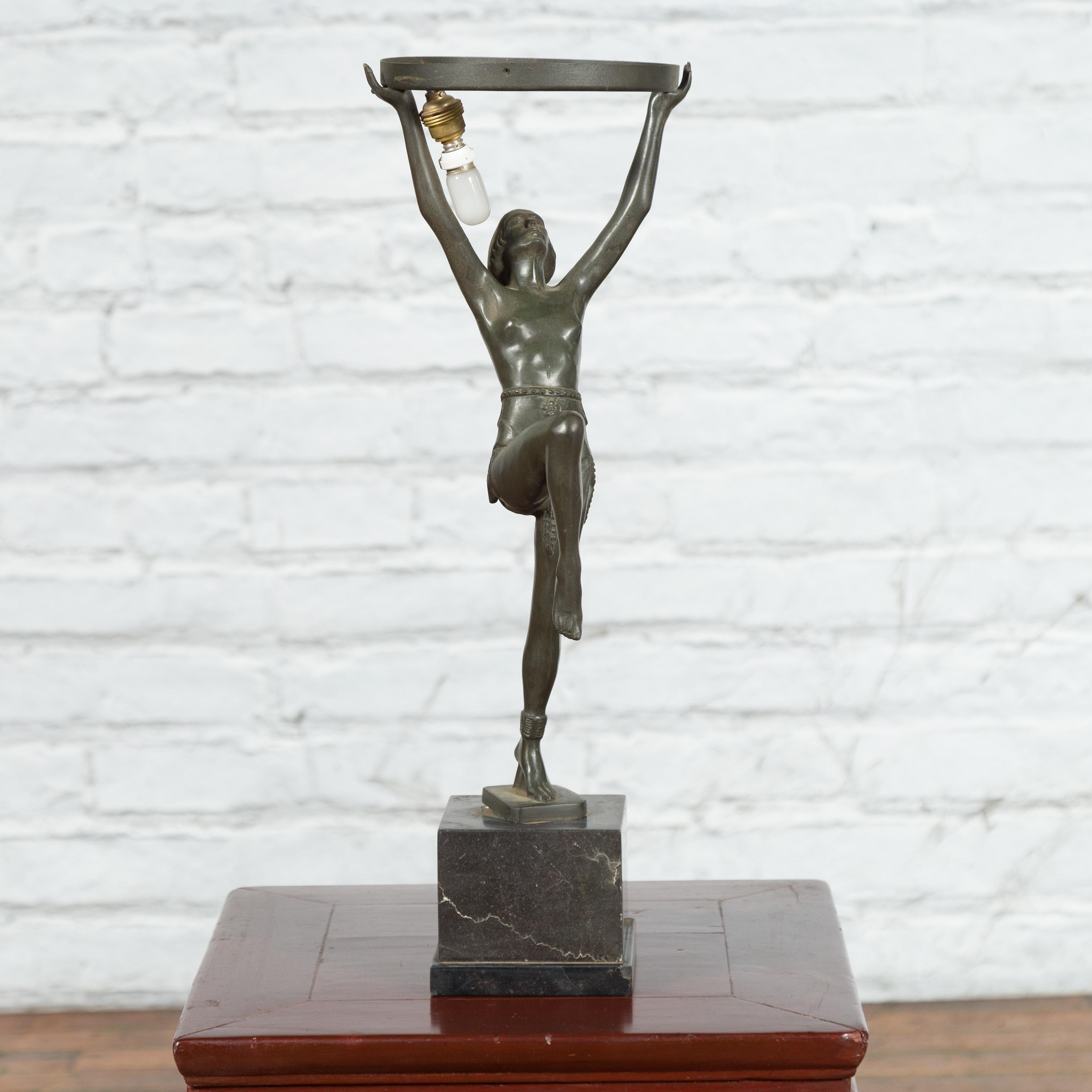 Art déco Lampe de table vintage de style Art Déco en bronze moulé en cire perdue représentant une jeune danseuse en vente