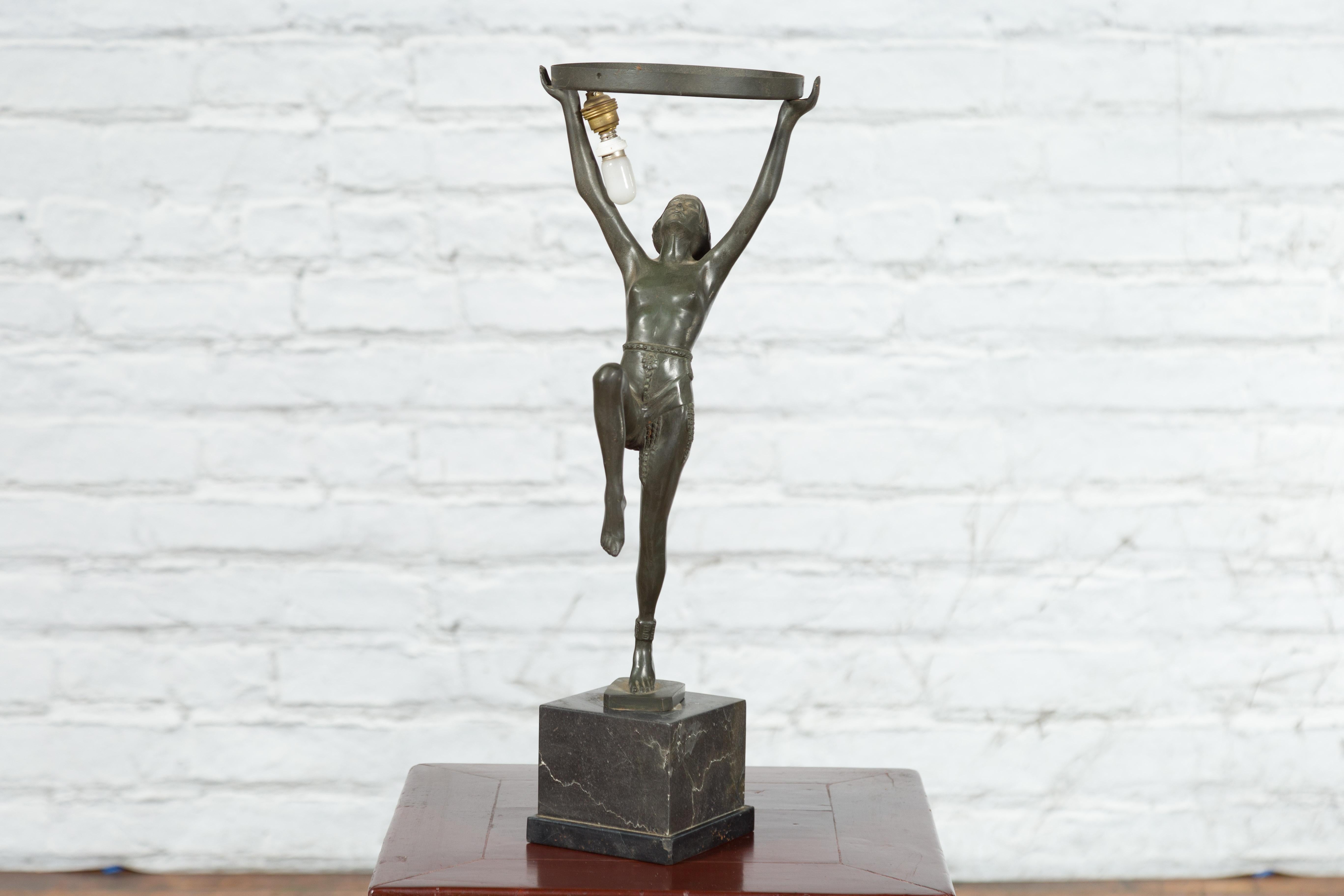 Bronze Lampe de table vintage de style Art Déco en bronze moulé en cire perdue représentant une jeune danseuse en vente