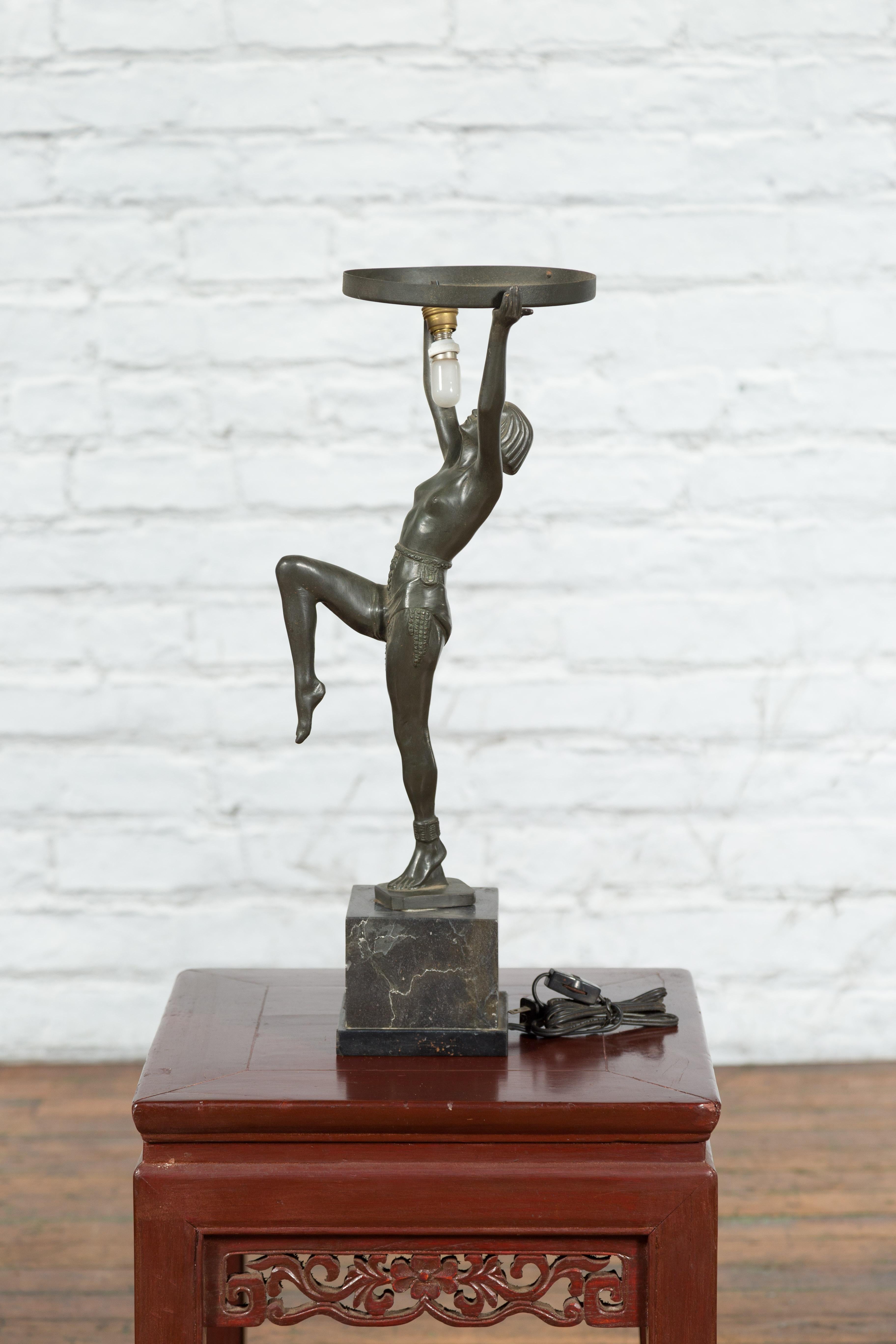 Vintage-Tischlampe im Art-déco-Stil aus Wachsguss-Bronze mit der Darstellung eines jungen Tänzers im Angebot 2
