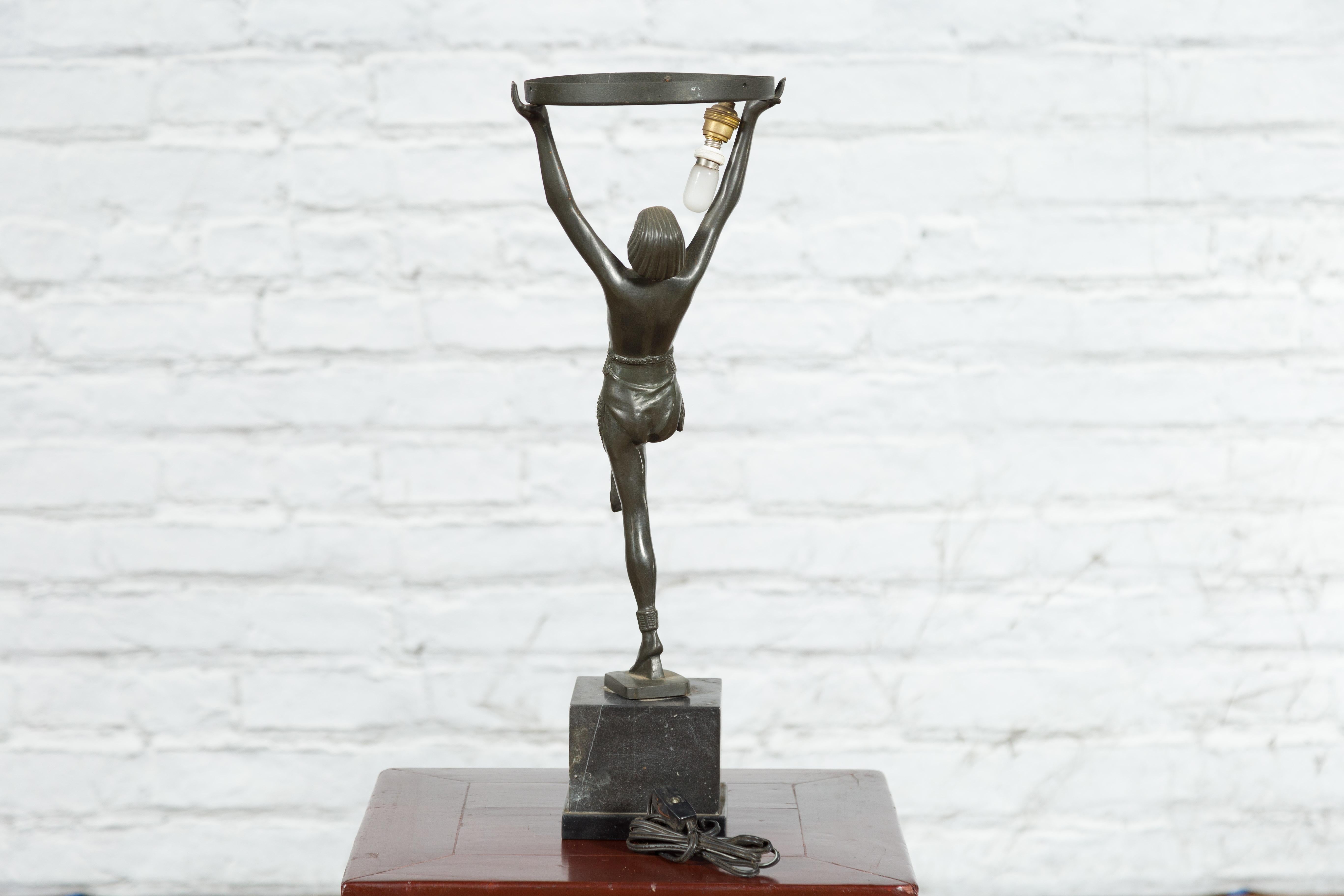 Vintage-Tischlampe im Art-déco-Stil aus Wachsguss-Bronze mit der Darstellung eines jungen Tänzers im Angebot 3