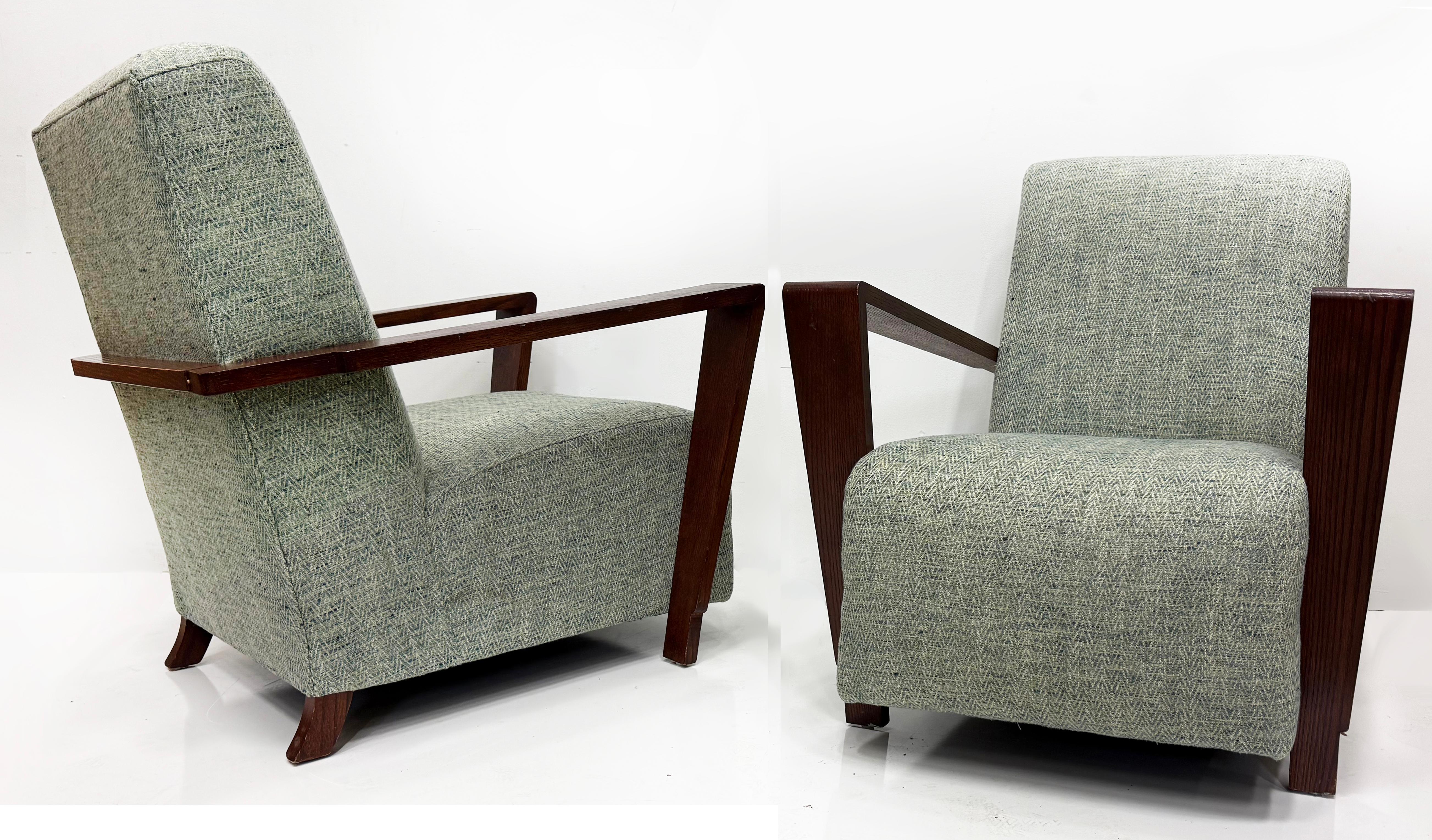 Chaises longues à profil bas de style Art of Vintage, paire

Nous proposons à la vente une paire de chaises vintage de style Art of Vintage, avec des accoudoirs en bois grainé aux angles vifs, qui s'inclinent vers le sol en guise de pieds. Les bras