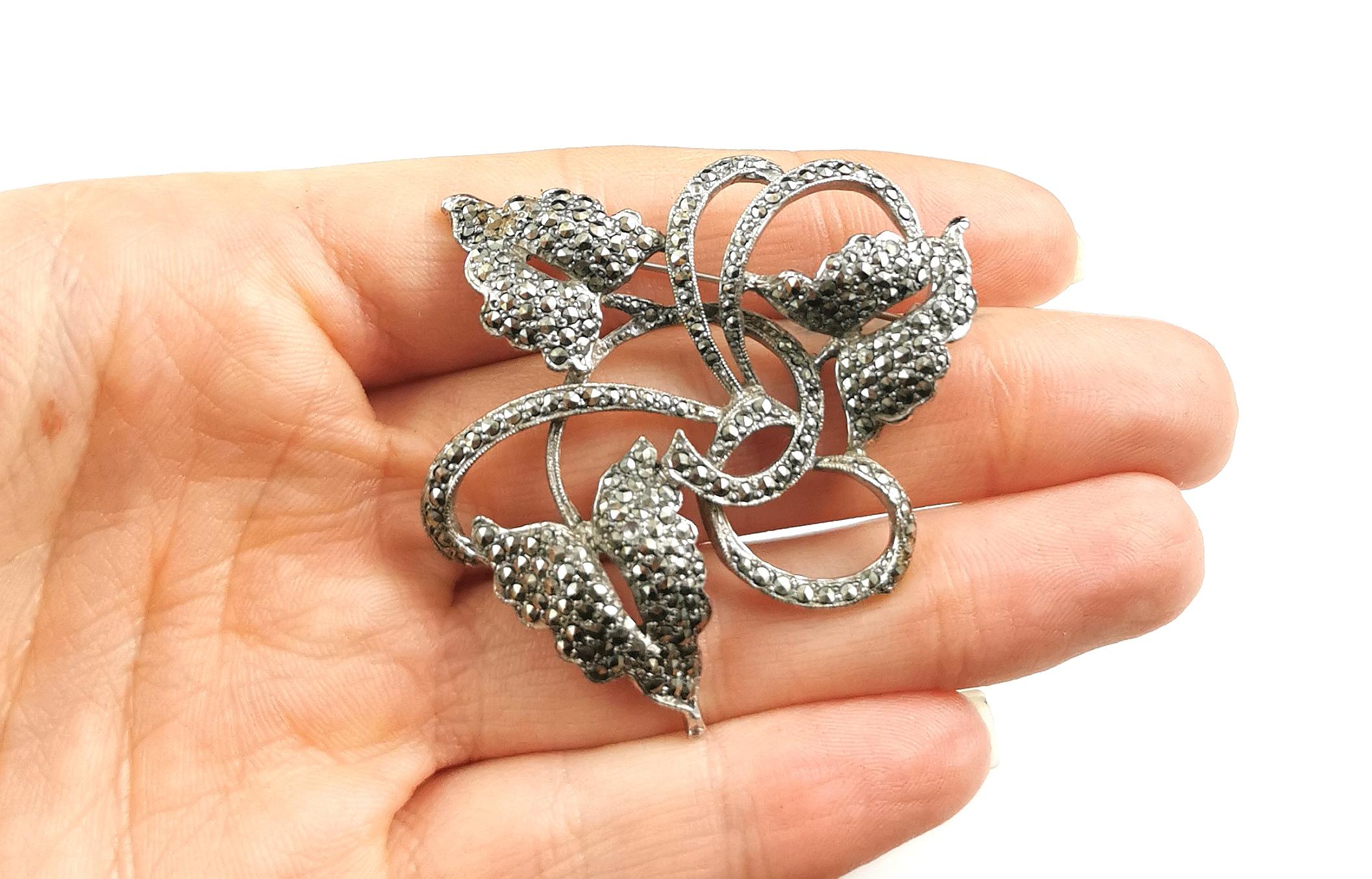 Vintage Art Deco style Marcasite leaf brooch  In Good Condition For Sale In NEWARK, GB