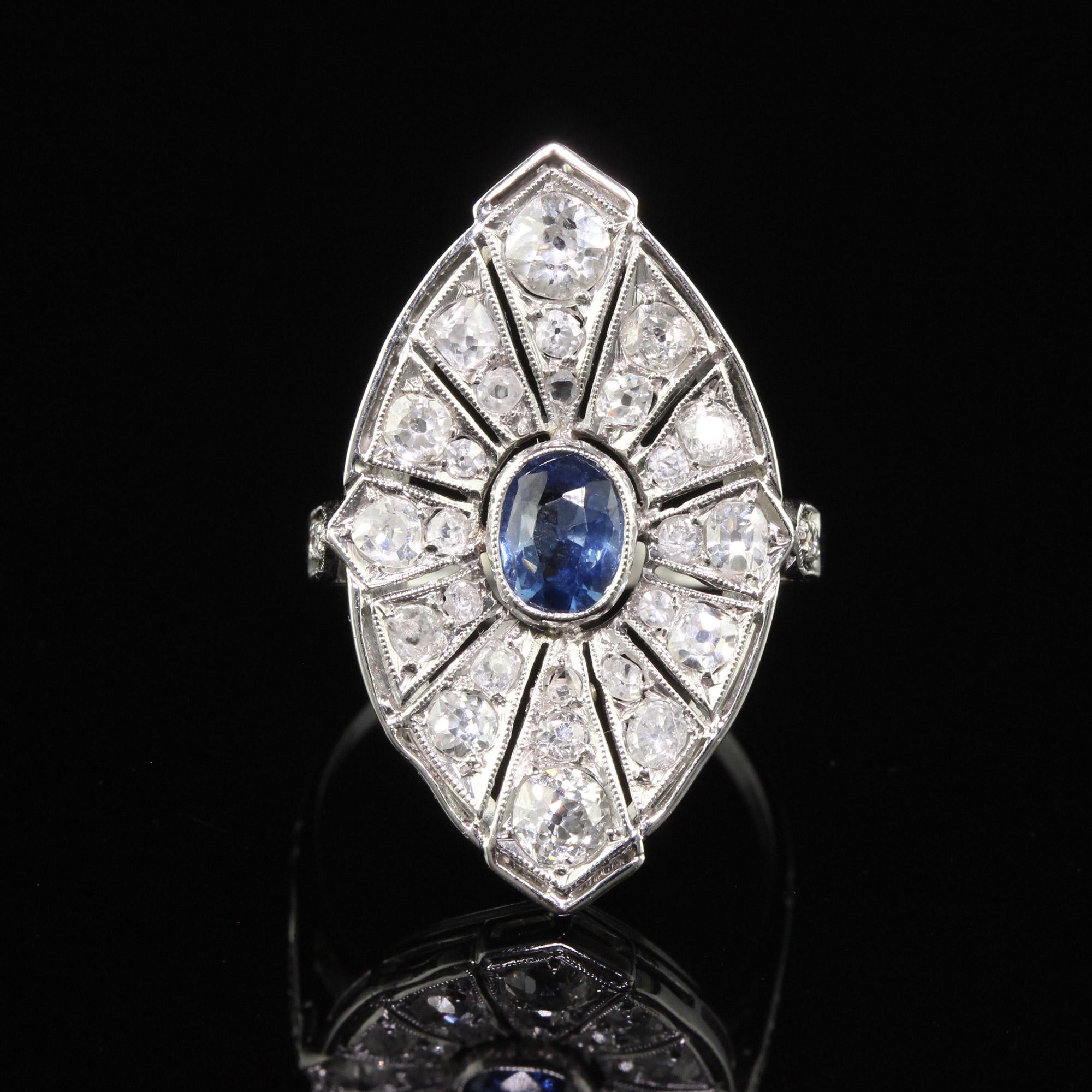 Anillo de cóctel de diamantes y zafiros antiguos de platino estilo art déco vintage Corte oval en venta