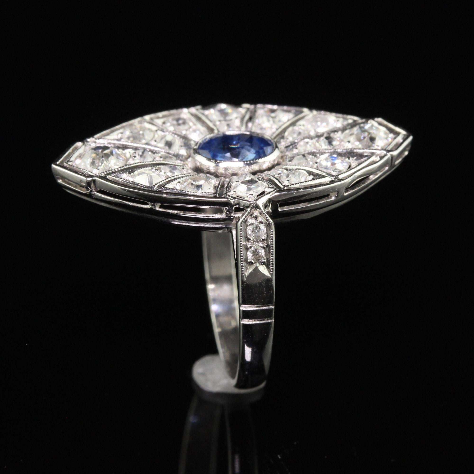 De las mujeres Anillo de cóctel de diamantes y zafiros antiguos de platino estilo art déco vintage en venta