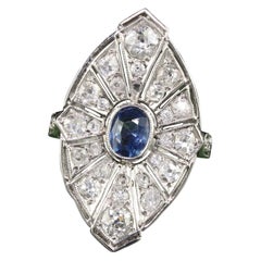 Bague cocktail vintage de style Art déco en platine avec diamants et saphirs taille vieille mine