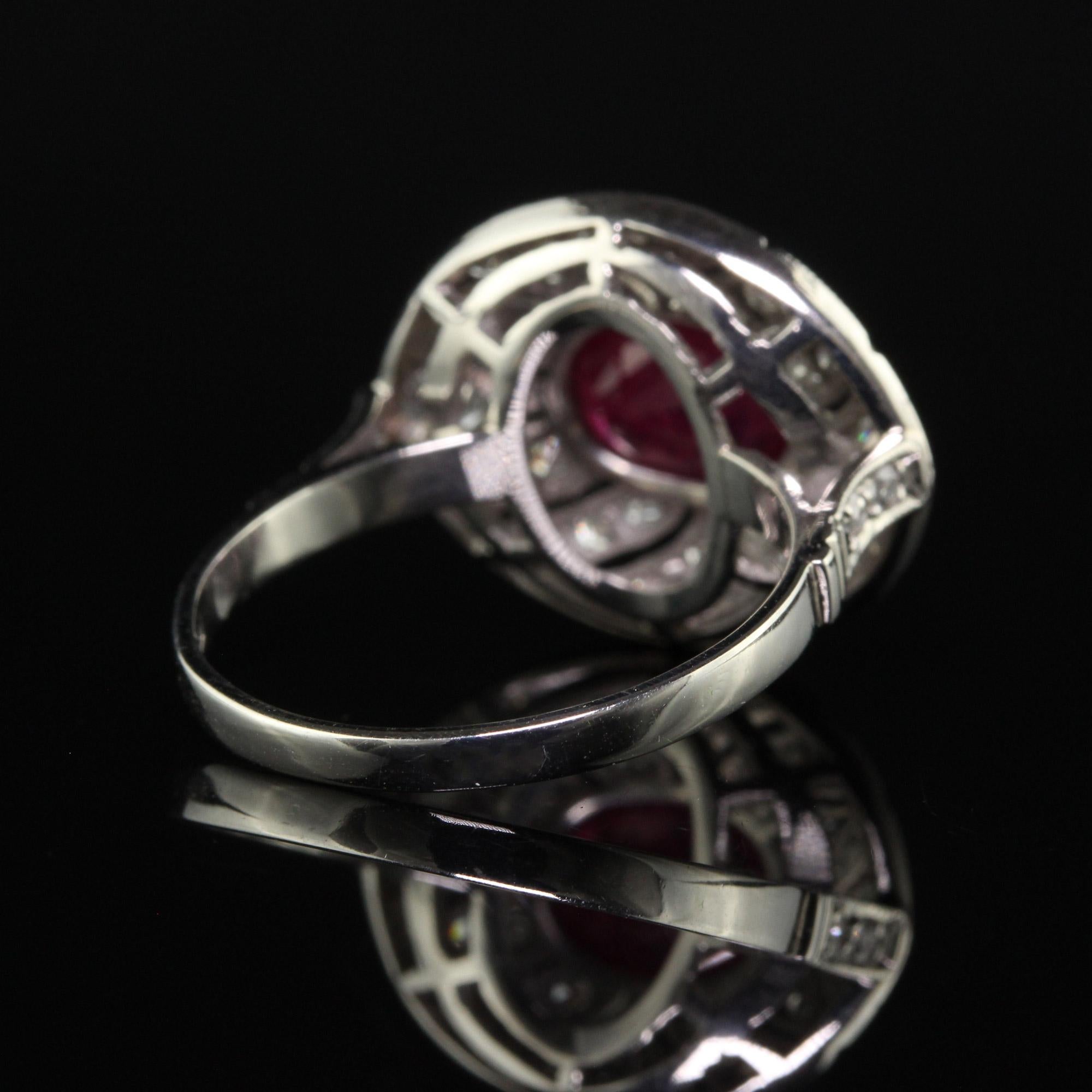 Anillo de cóctel vintage estilo Art Déco de rubíes y diamantes en platino en Bueno estado para la venta en Great Neck, NY