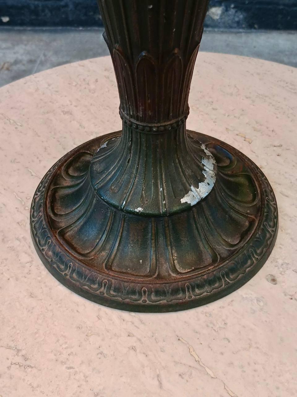 Vintage-Tischlampe im Art-Déco-Stil mit dekorativem Glasschirm im Angebot 3