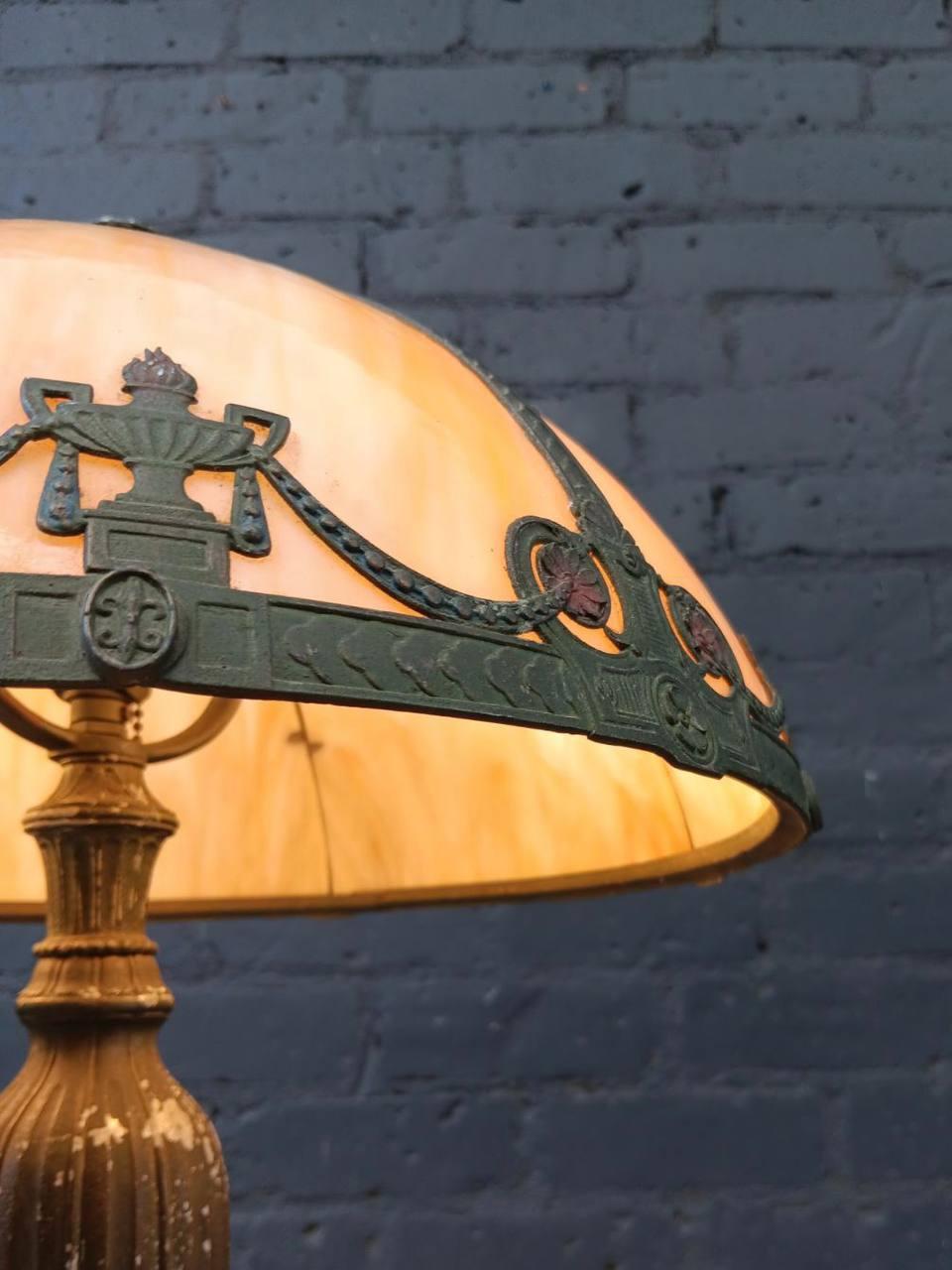 Vintage-Tischlampe im Art-Déco-Stil mit dekorativem Glasschirm (amerikanisch) im Angebot