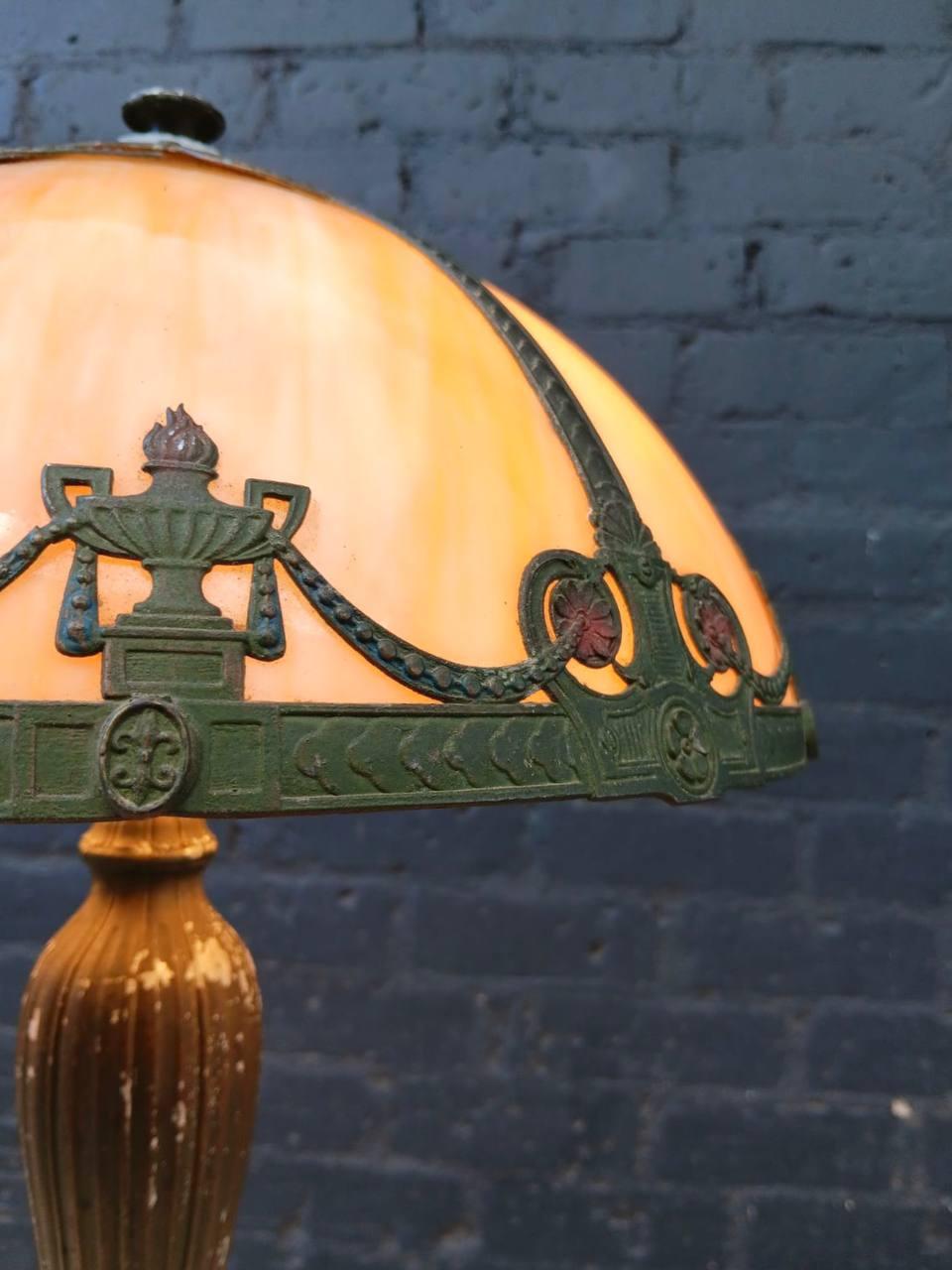 Vintage-Tischlampe im Art-Déco-Stil mit dekorativem Glasschirm im Zustand „Gut“ im Angebot in Los Angeles, CA