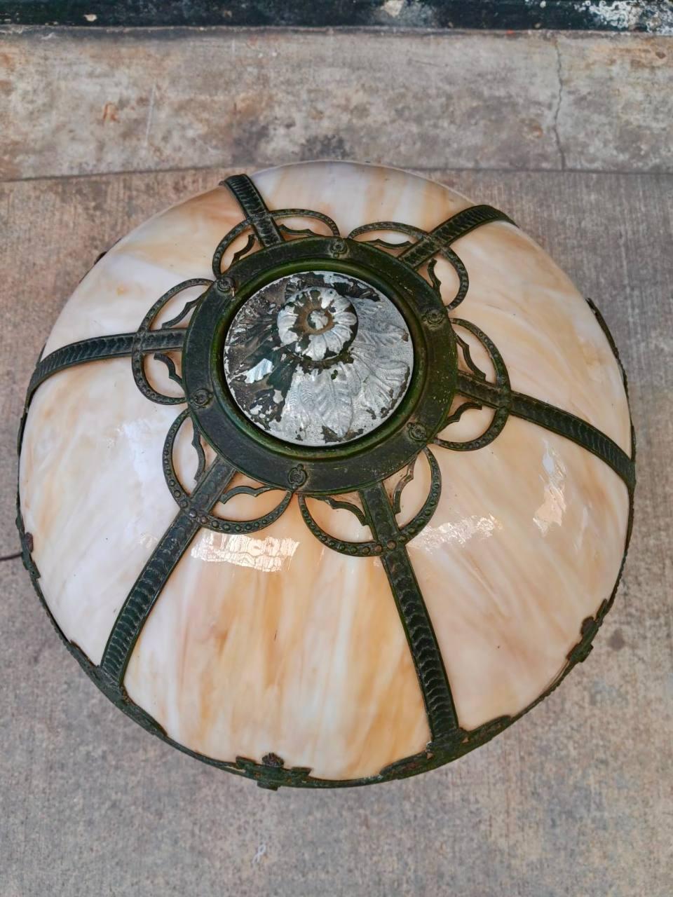 Vintage-Tischlampe im Art-Déco-Stil mit dekorativem Glasschirm (Mitte des 20. Jahrhunderts) im Angebot
