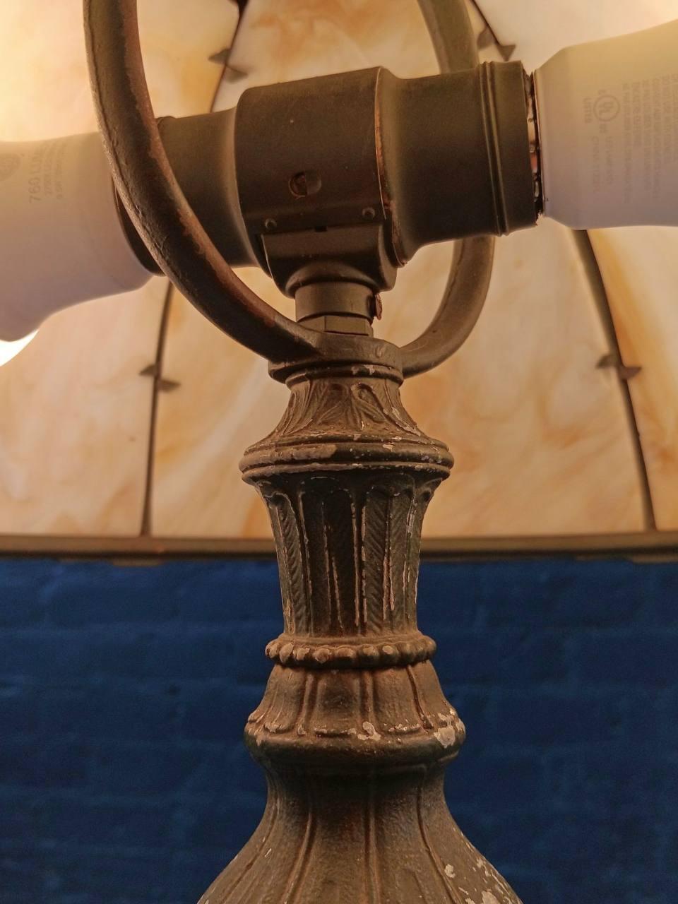 Vintage-Tischlampe im Art-Déco-Stil mit dekorativem Glasschirm im Angebot 2