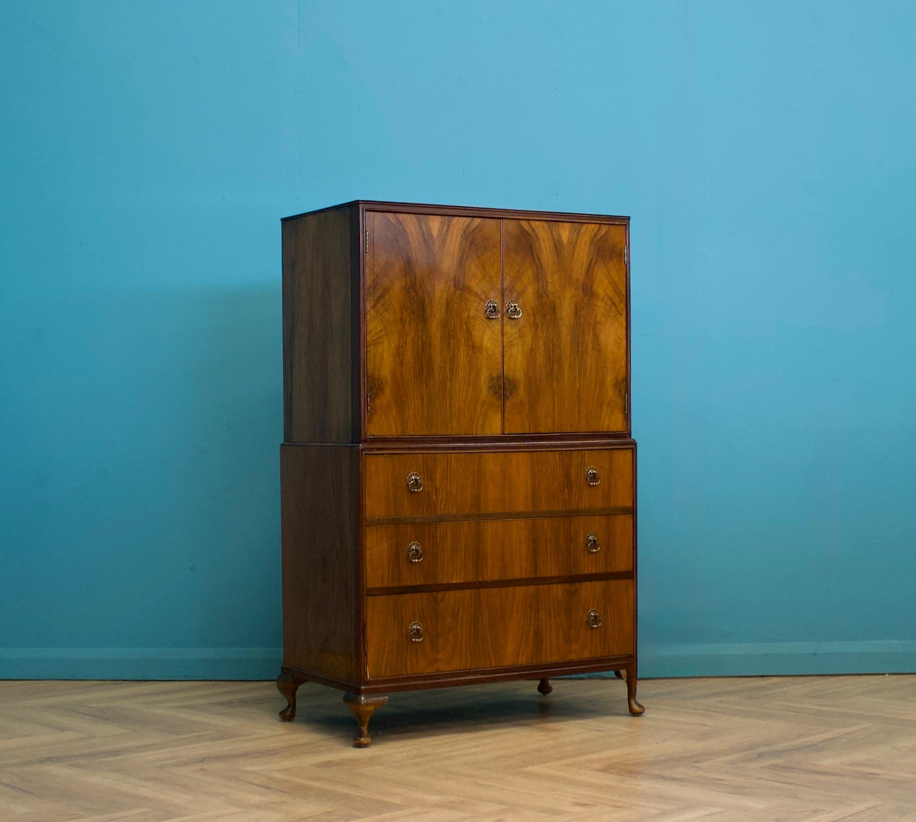 Une impressionnante armoire en acajou de style Art Déco, vers les années 1950.

Fabriqué par Beithcraft

Pieds de style Queen Anne

L'intérieur de l'armoire est constitué d'une étagère et de trois tiroirs.