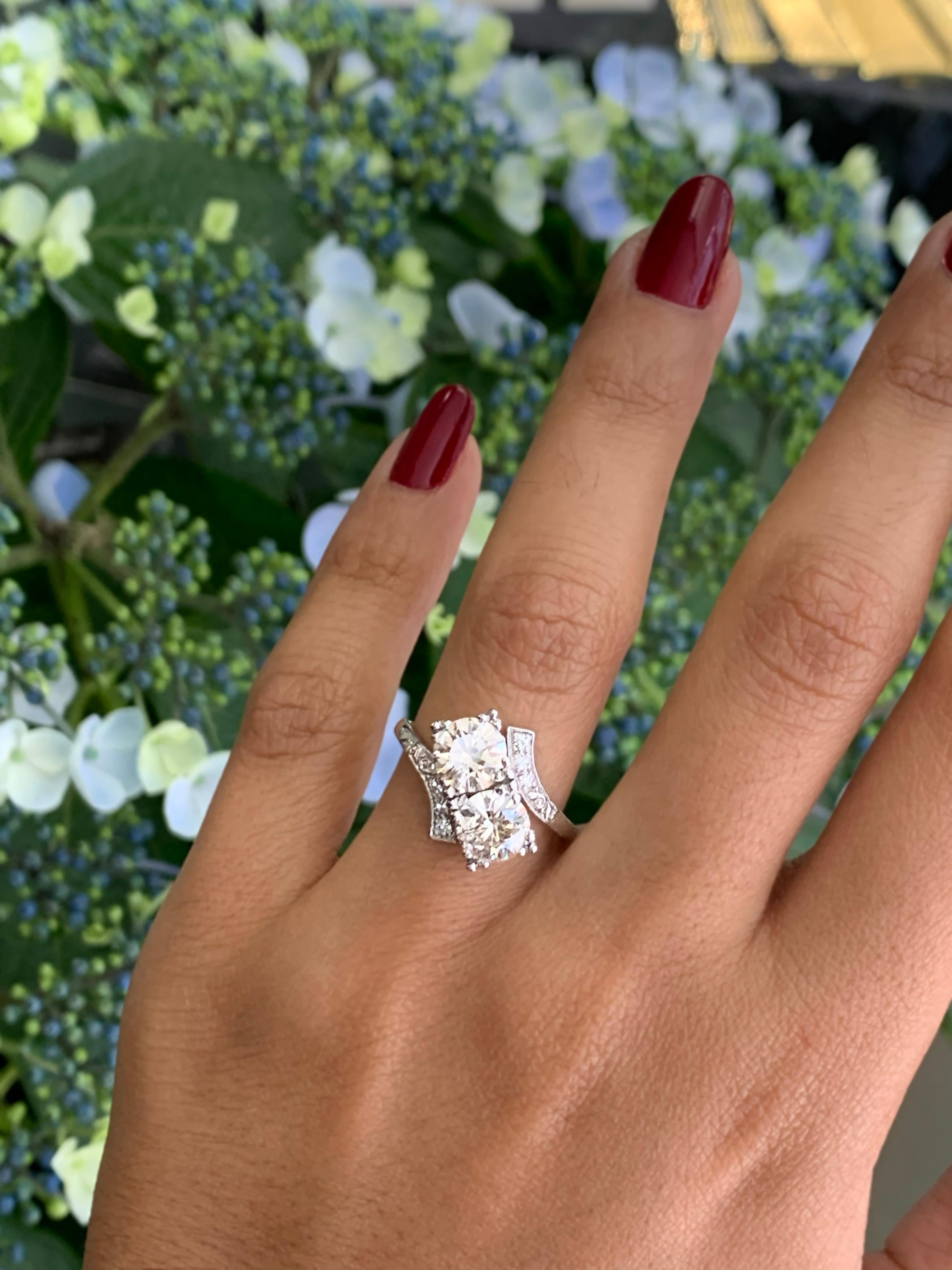 Vintage Art Deco Style Two-Stone Crossover Diamond Platinum Ring, circa 1950's In Good Condition In London, GB