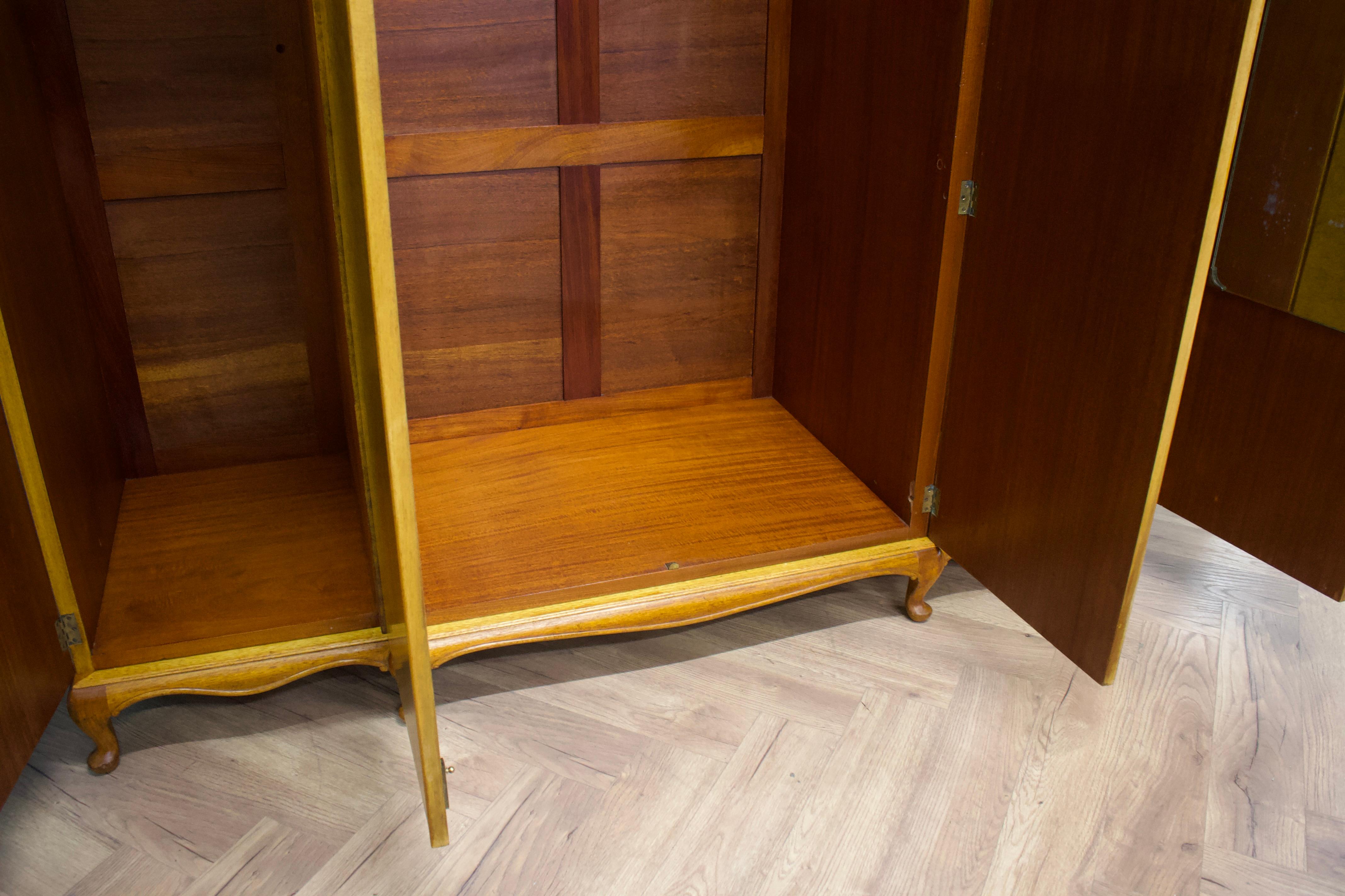 Armoire vintage en noyer de style Art of Vintage d'Alfred Cox pour Heal's, années 1950 en vente 2