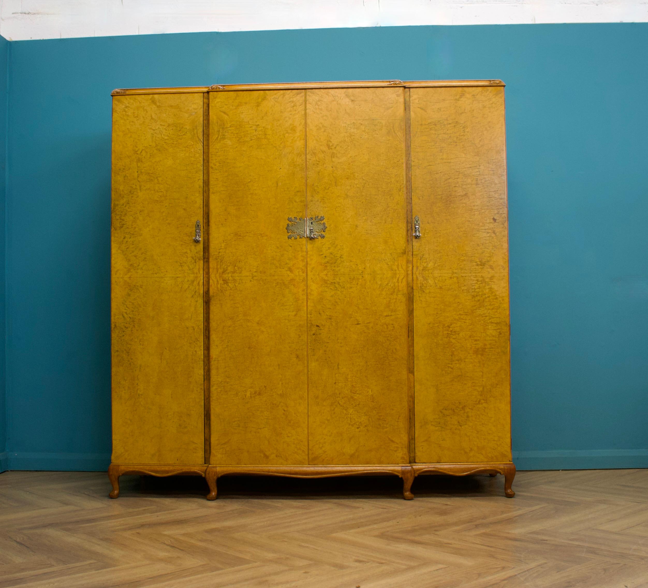 Une armoire en noyer de style ancien par Alfred COX, vers les années 1950. Ces pièces auraient été vendues exclusivement par le grand magasin Heal's.


L'intérieur joliment aménagé offre de nombreux rangements, avec trois rails de suspension et deux