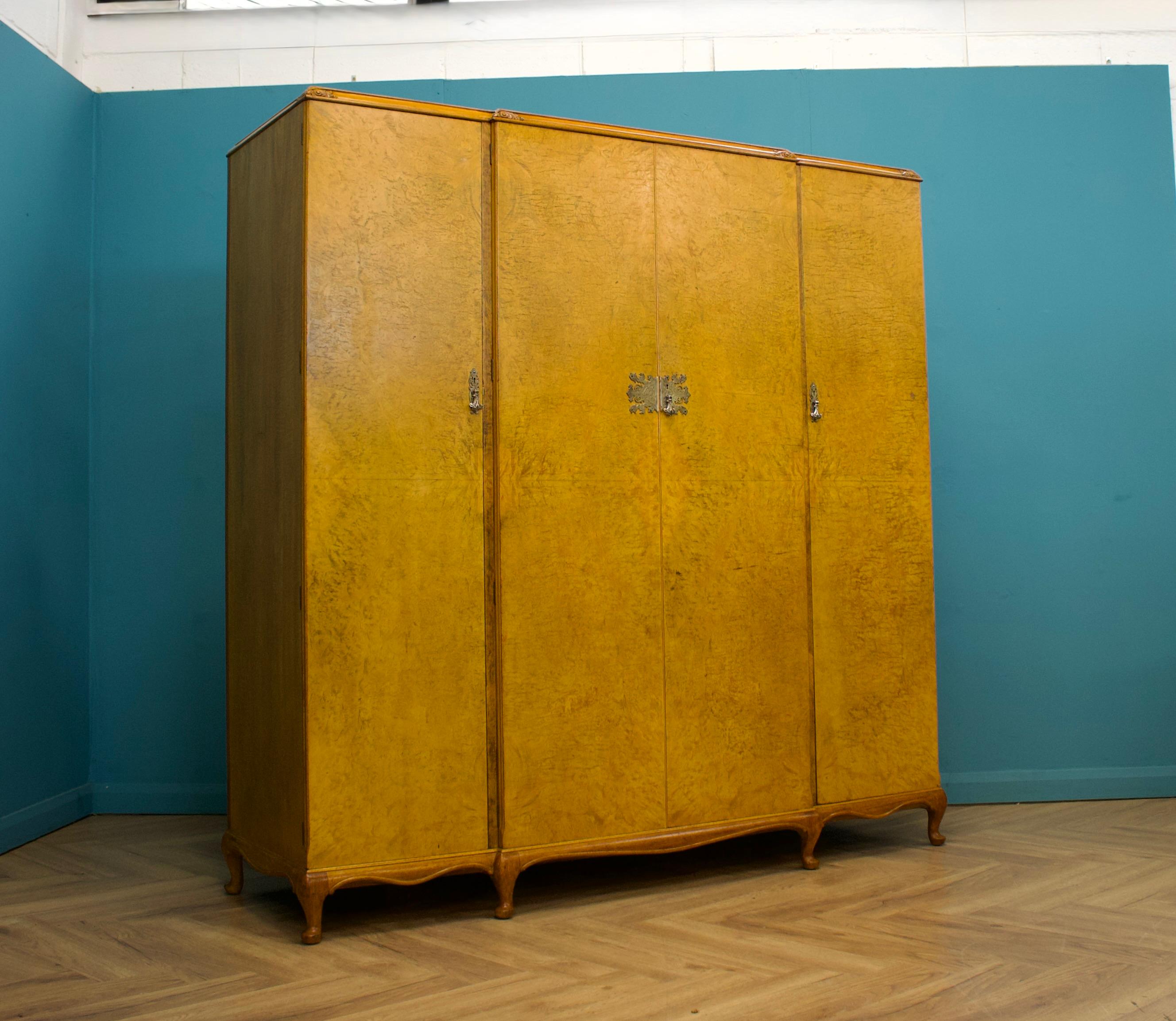 Art déco Armoire vintage en noyer de style Art of Vintage d'Alfred Cox pour Heal's, années 1950 en vente