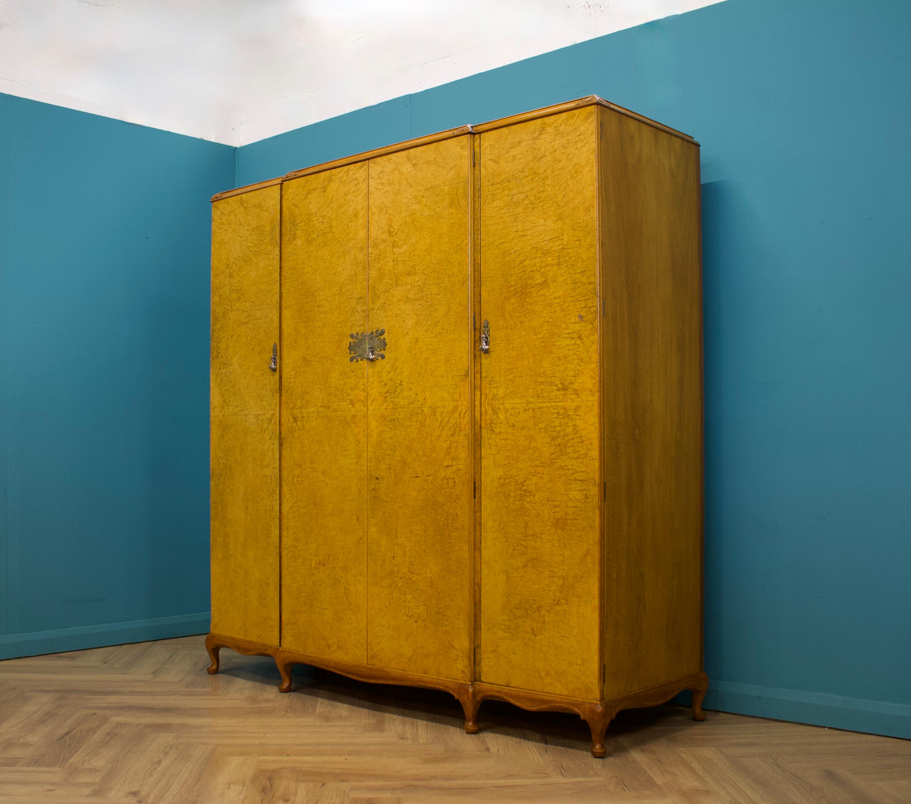 Britannique Armoire vintage en noyer de style Art of Vintage d'Alfred Cox pour Heal's, années 1950 en vente