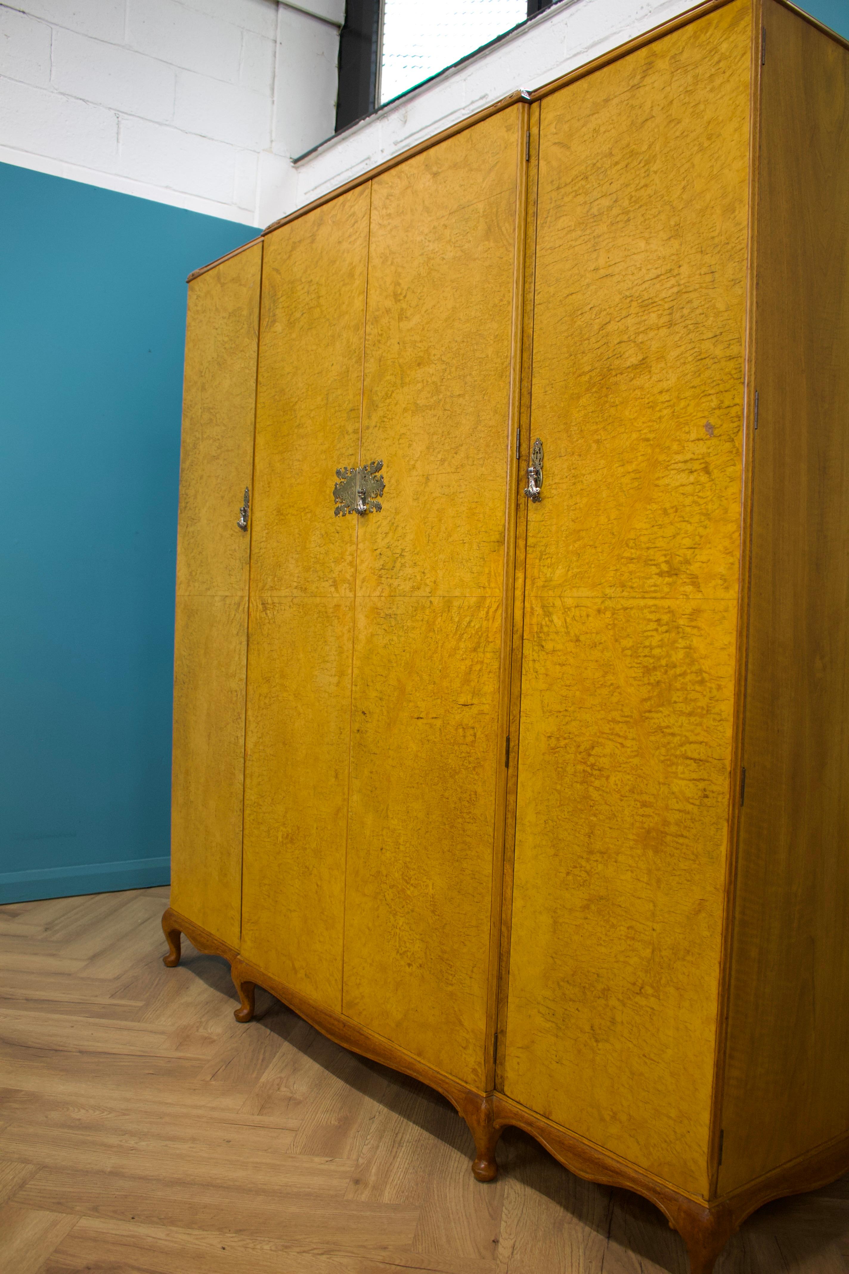 Placage Armoire vintage en noyer de style Art of Vintage d'Alfred Cox pour Heal's, années 1950 en vente