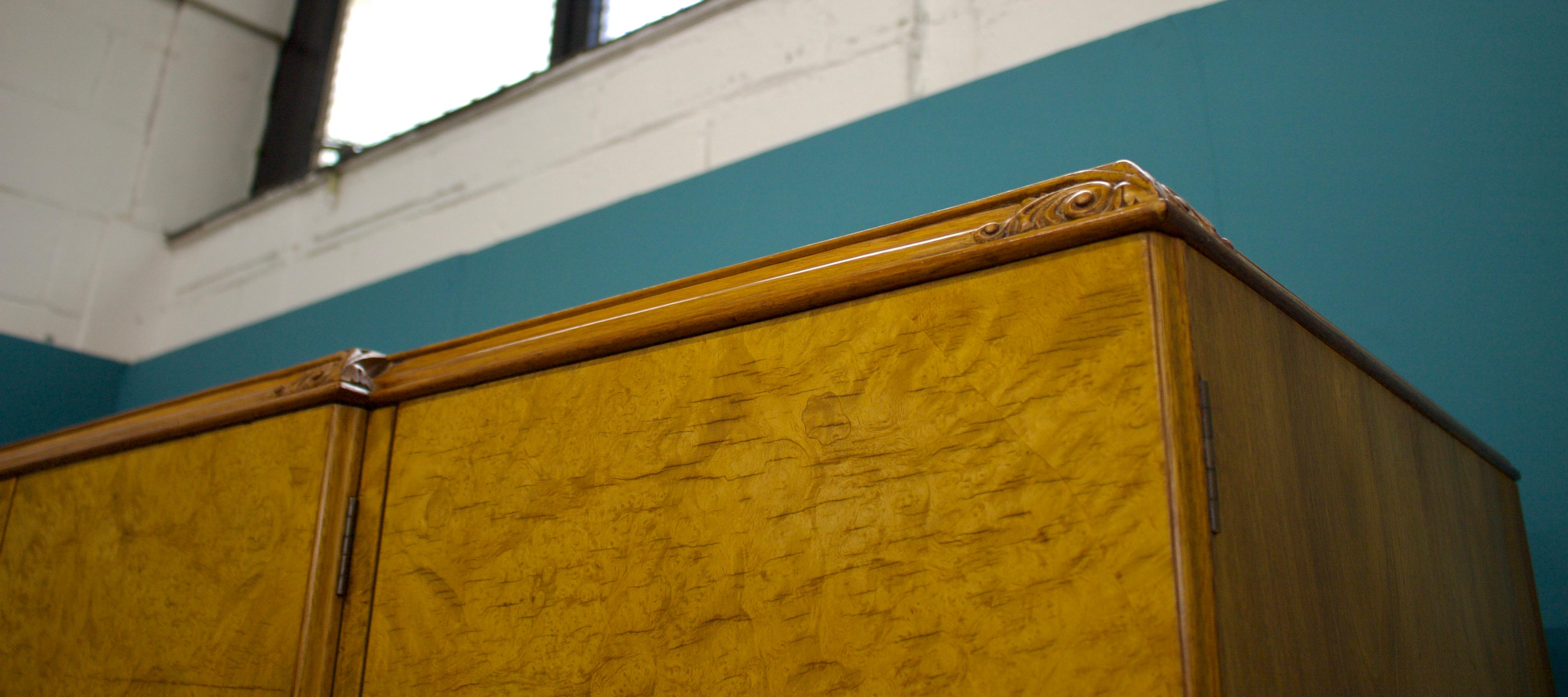 Armoire vintage en noyer de style Art of Vintage d'Alfred Cox pour Heal's, années 1950 Bon état - En vente à South Shields, GB