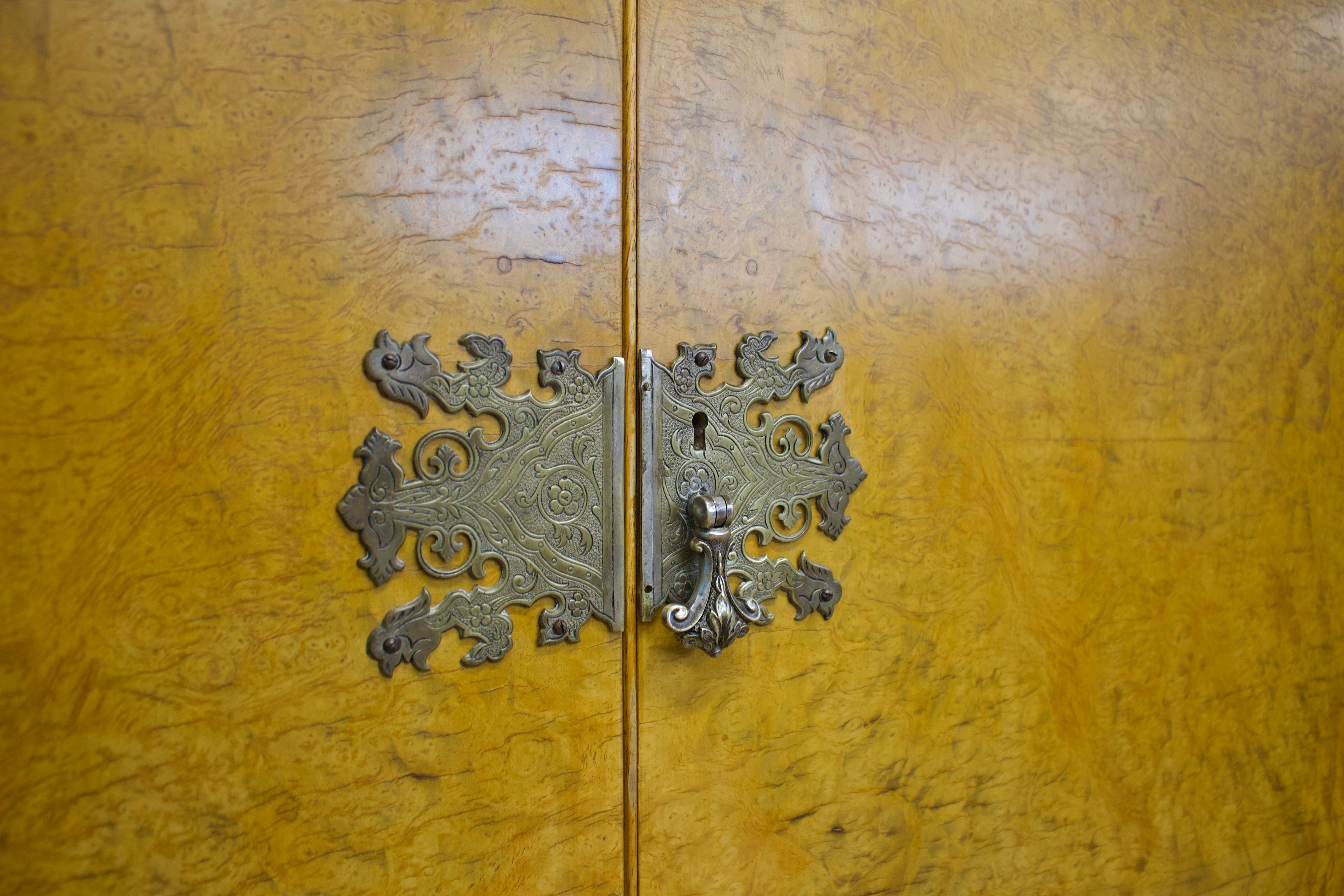 Milieu du XXe siècle Armoire vintage en noyer de style Art of Vintage d'Alfred Cox pour Heal's, années 1950 en vente