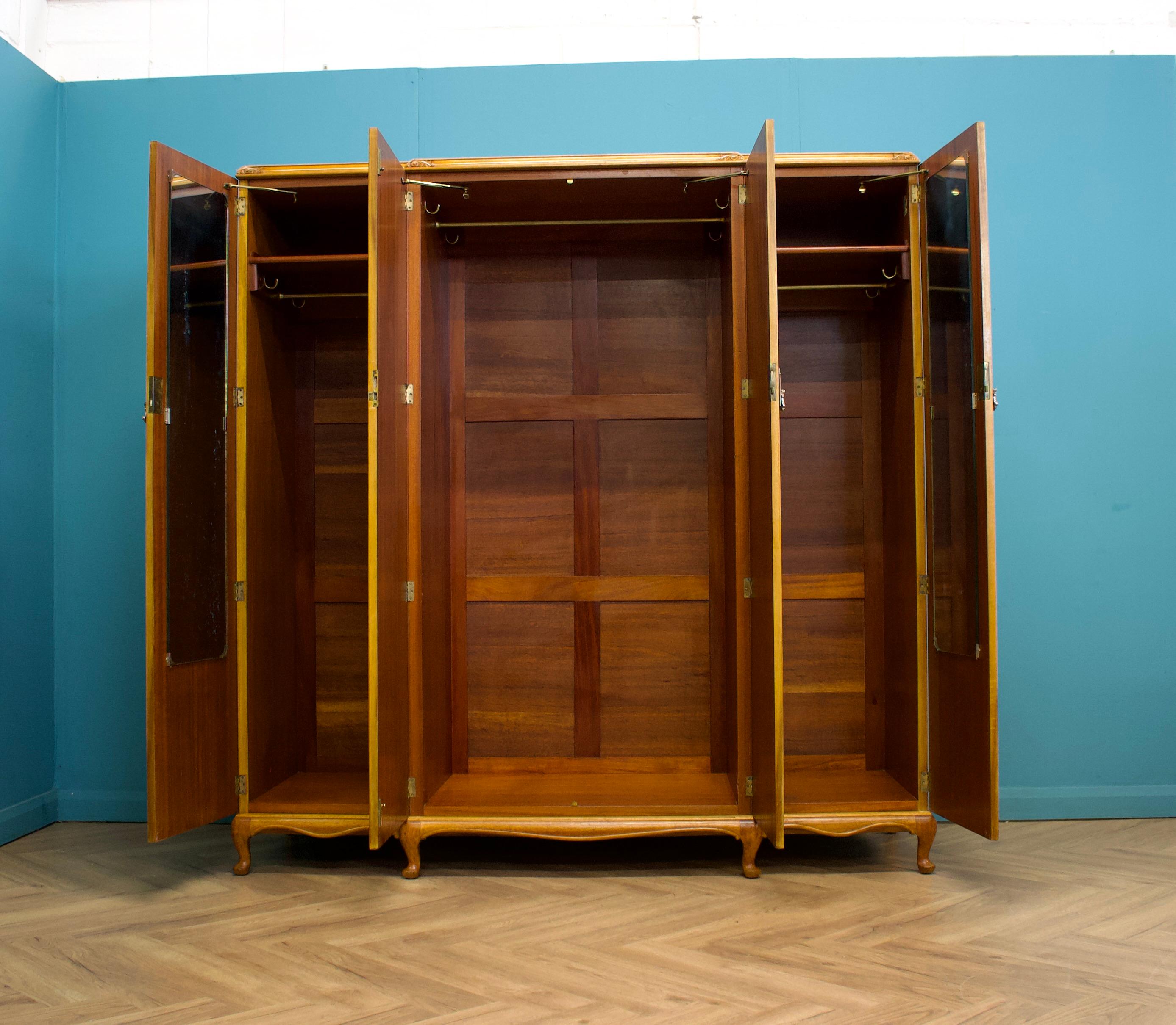 Bois Armoire vintage en noyer de style Art of Vintage d'Alfred Cox pour Heal's, années 1950 en vente