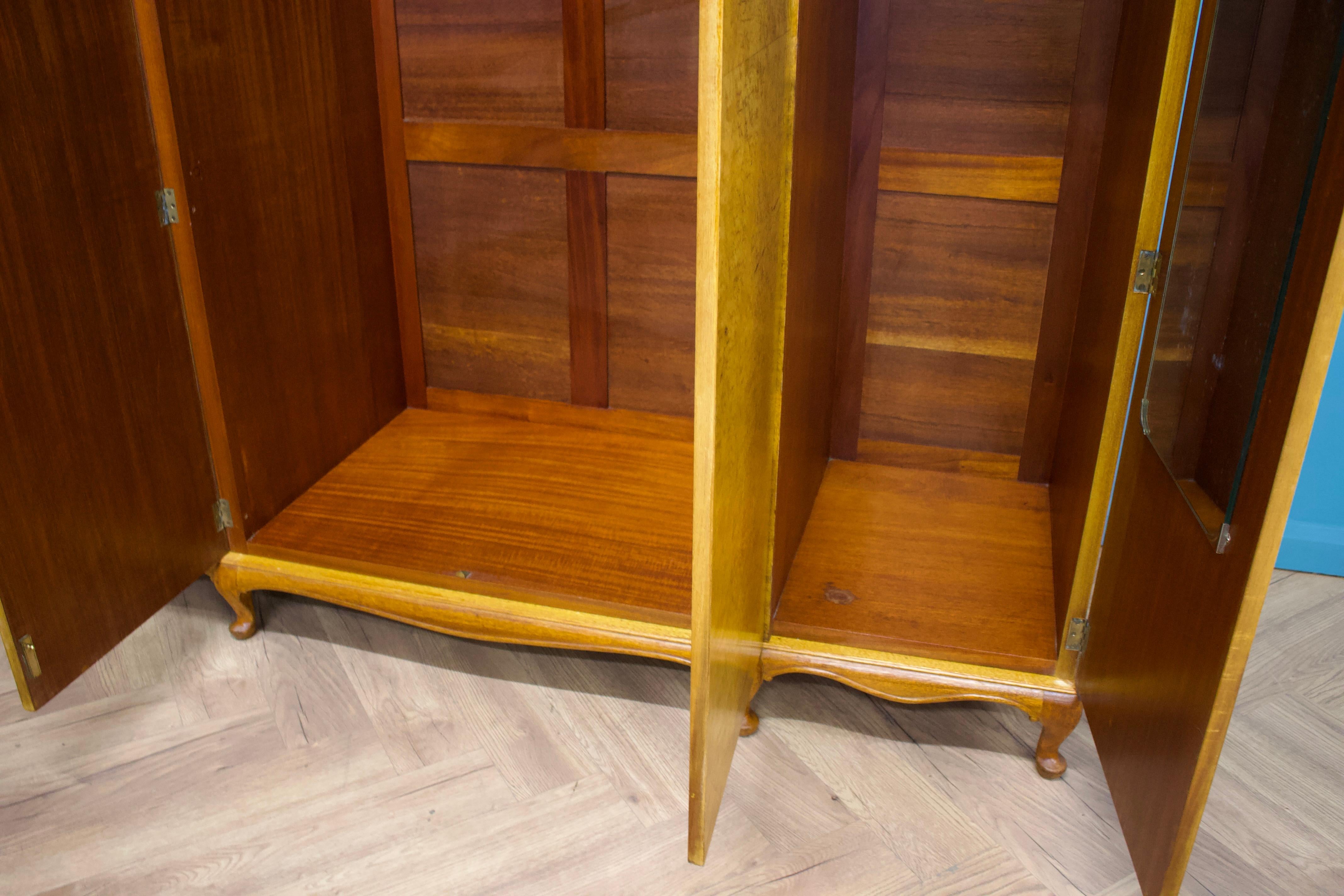 Armoire vintage en noyer de style Art of Vintage d'Alfred Cox pour Heal's, années 1950 en vente 1