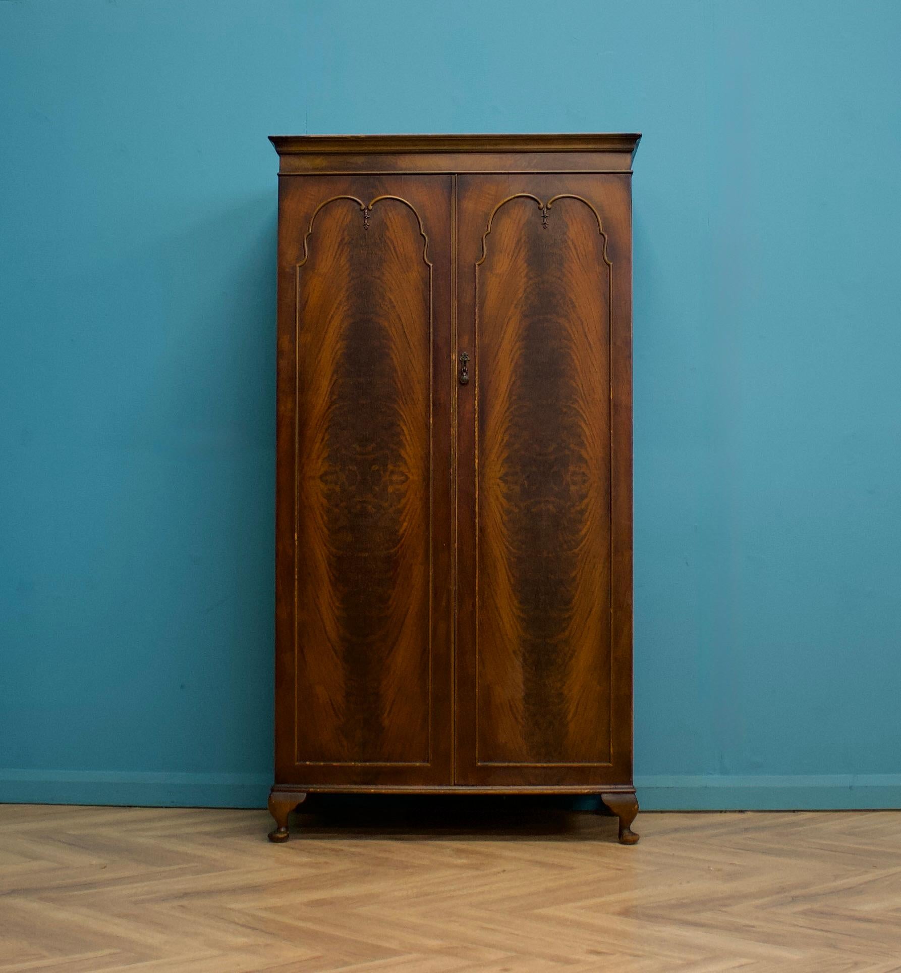 An Art Deco style mahogany wardrobe, circa 1940s
Featuring a hanging rail and a shelves
 
The piece stands on Queen Anne style feet