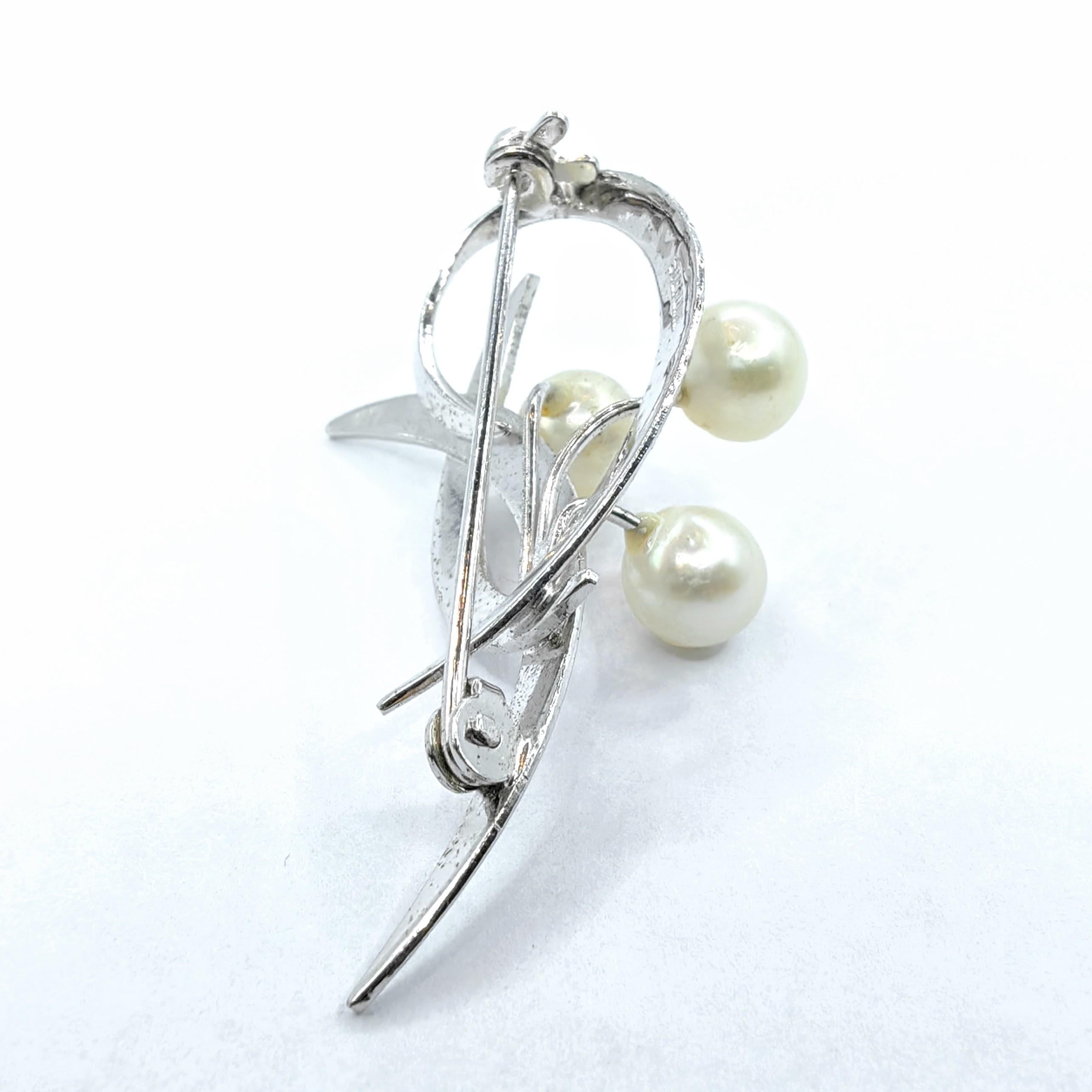 Vintage Art Deco Style White Pearls Floral Leaf Brooch in Sterling Silver In New Condition For Sale In Wan Chai District, HK