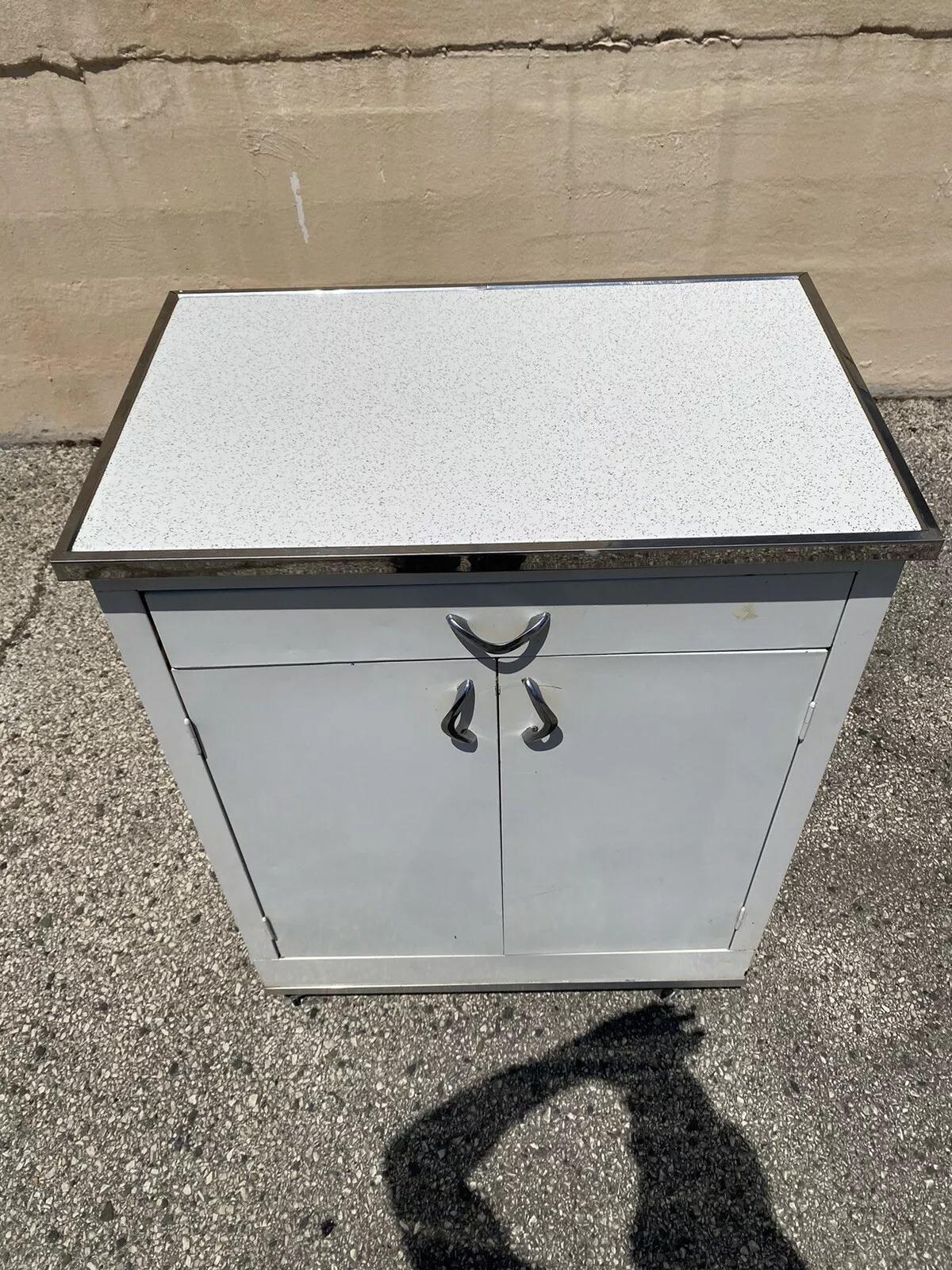 Küchenschrank im Vintage Art Deco Stil aus weißem Stahl auf Rollen mit Formica-Abdeckung. CIRCA Spätes 20. Jahrhundert. Abmessungen: 40,5