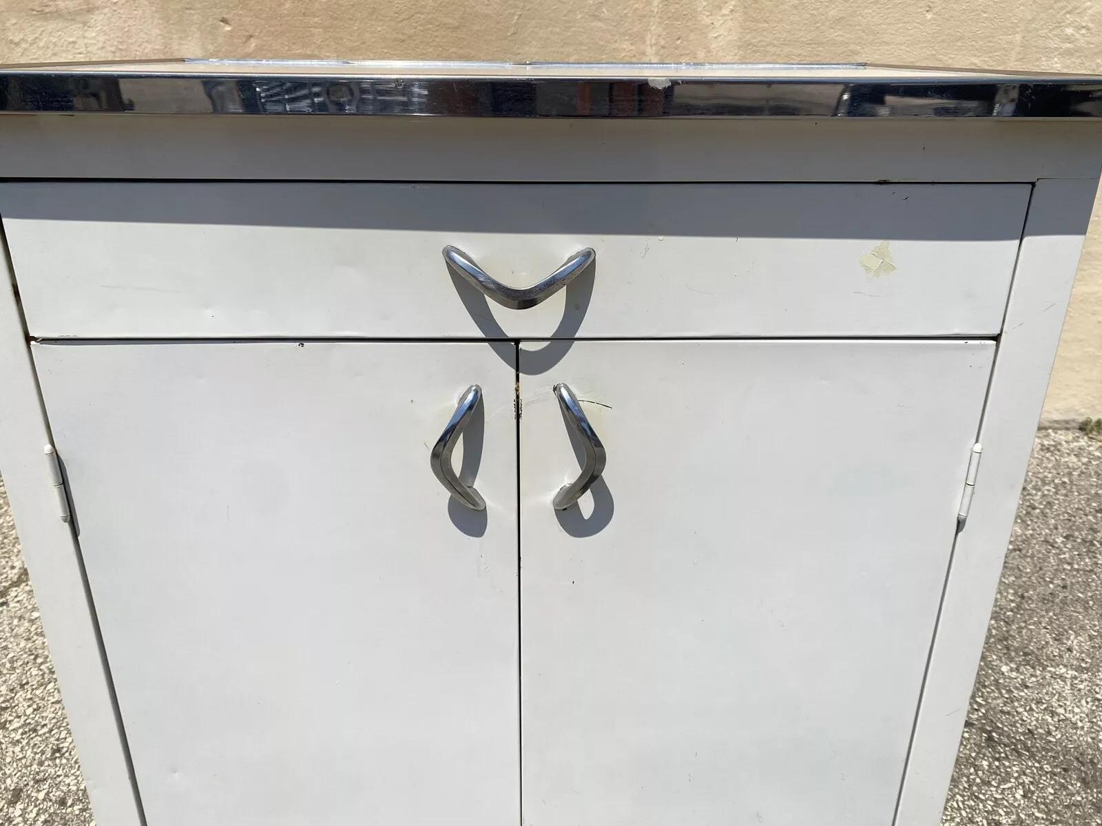 Vintage Art Deco Stil Weiß Stahl Metall Küche Medizinischer Zahnarzt-Schrank im Zustand „Gut“ in Philadelphia, PA