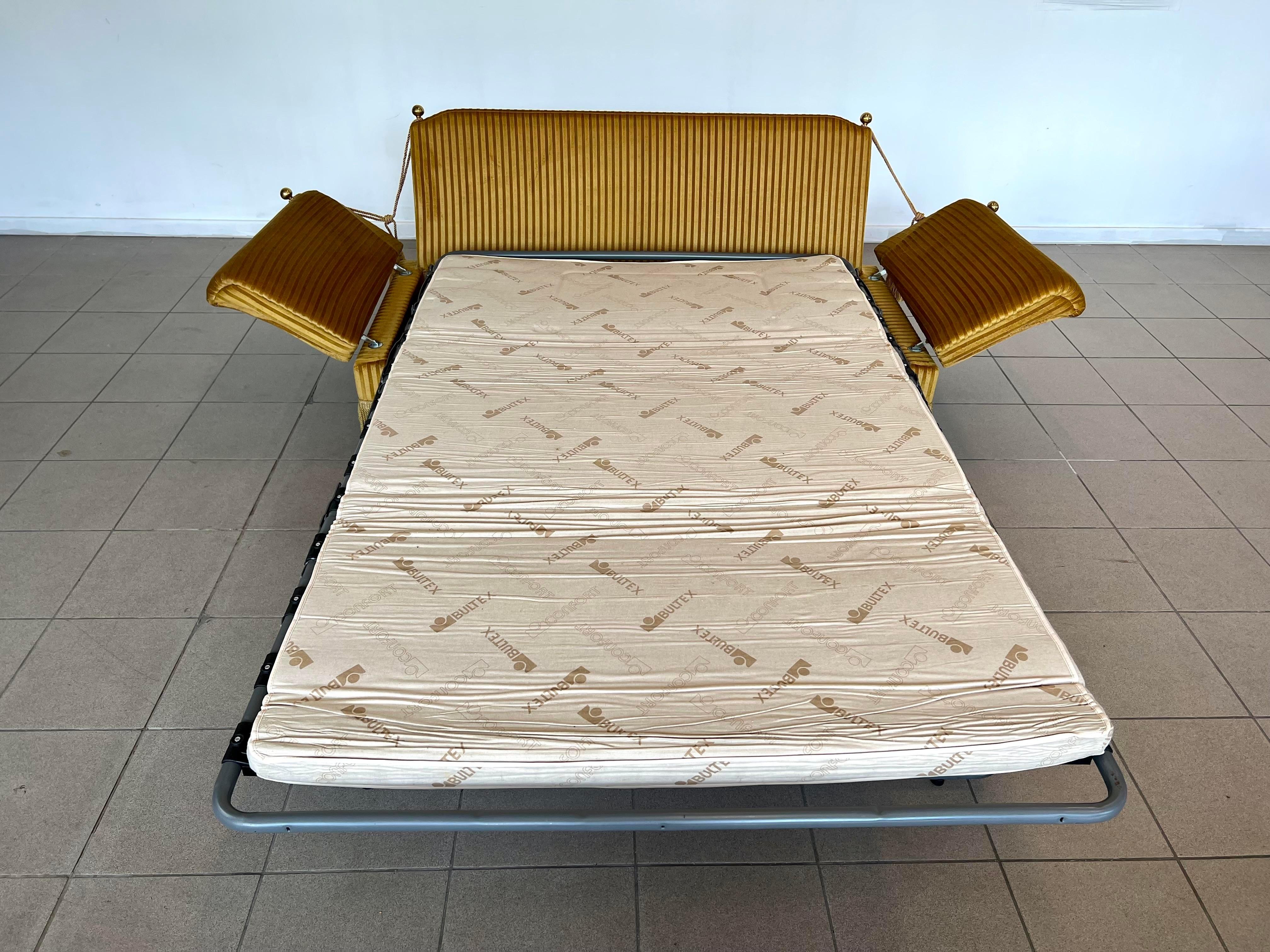 Vintage Art Deco Styled Adjustable Sofa Bed With Cushions and Fringes (20. Jahrhundert) im Angebot