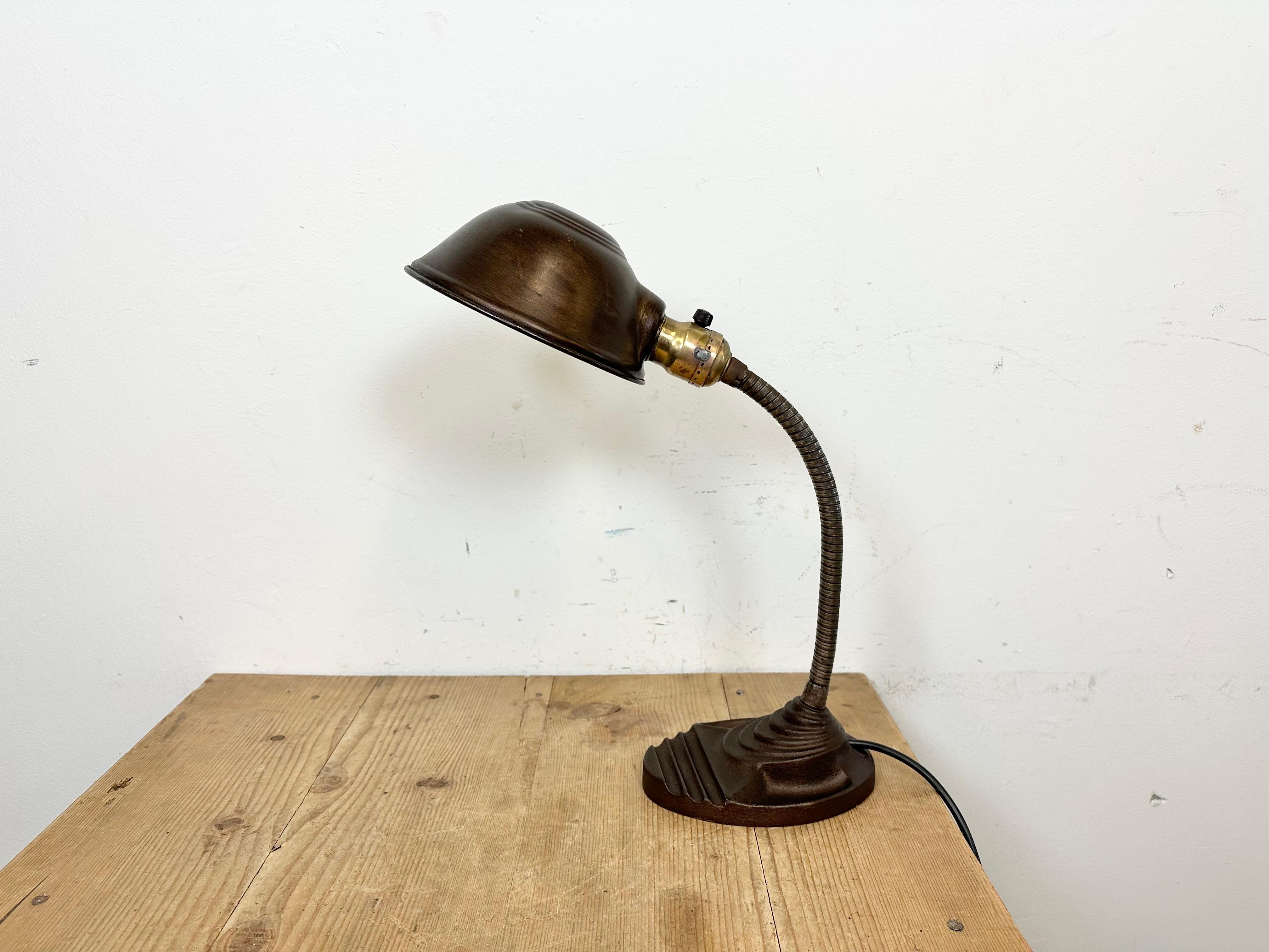Vintage art deco flexible gooseneck table lamp  made by Eagle in United States during the 1930s. It features a cast iron base, an iron gooseneck and a metal shade.The socket requires  standard E 27/E 26 light bulbs. New wire The lampshade diameter