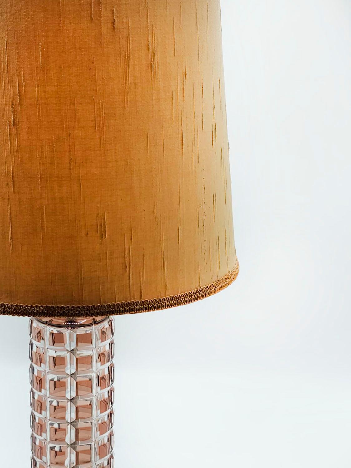 Lampe de table vintage art déco du 20ème siècle

Lampe vintage en verre taillé et bronze doré, avec usure de la dorure au fil du temps, style anglais du début du 20e siècle.

Mesures :
Hauteur : 28.5 centimètre
Diamètre : 9.5 centimètres

¡Excellent