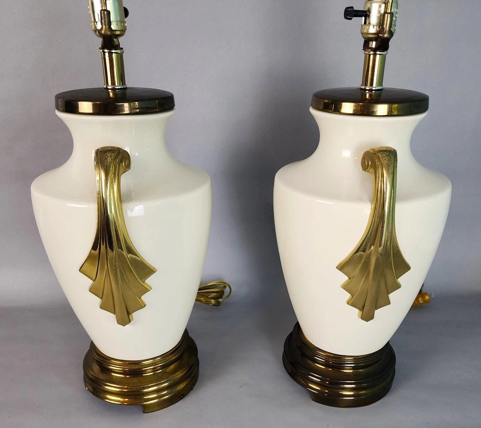 Für die vollständige Artikelbeschreibung klicken Sie auf Mehr Details unten.

Wir bieten eine unserer jüngsten Palm Beach Estate Fine Lighting Akquisitionen von A
Paar Vintage Art Deco Tischlampen aus Keramik und Messing

Ungefähre Maße in Zoll
29